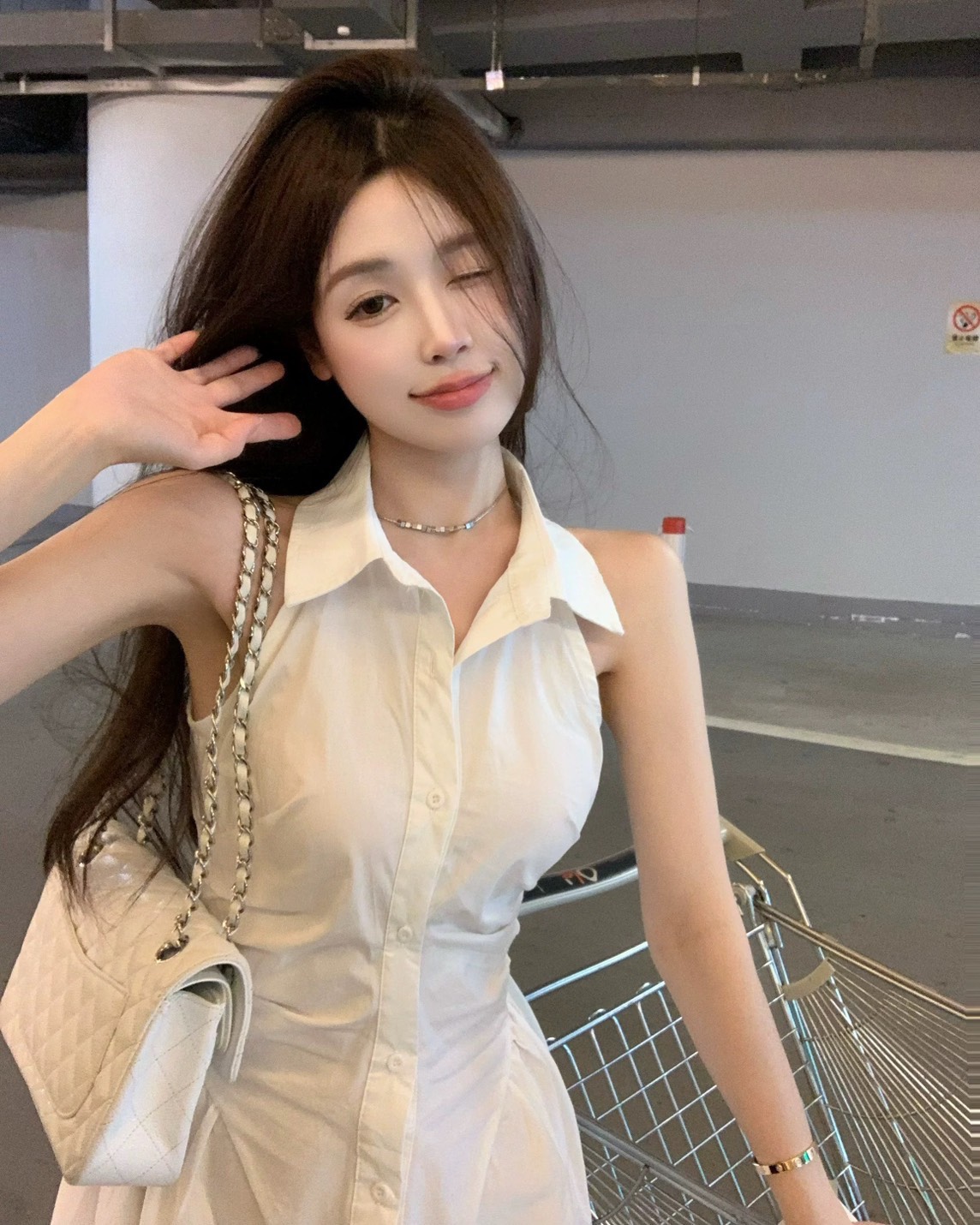 เซต3ชิ้น.. สีขาวแบบฉบับผู้ดี เสื้อคอปกกระดุมหน้า ดีเทลเก๋ทั้งตัว ดีเทลเสื้อหน้าสั้น ด้านหลังยาว เนื้อผ้านิ่มรีดง่าย สวมใส่สบาย ++กางเกงขาสั้นเนื้อผ้าและสีเดียวกัน ซับในอย่างดีทั้งตัว มีกระเป๋าใช้งานได้จริง ซิปหลัง ++กระเป๋าทรงดอกไม้สีทอง สวยหรูมากๆคะ