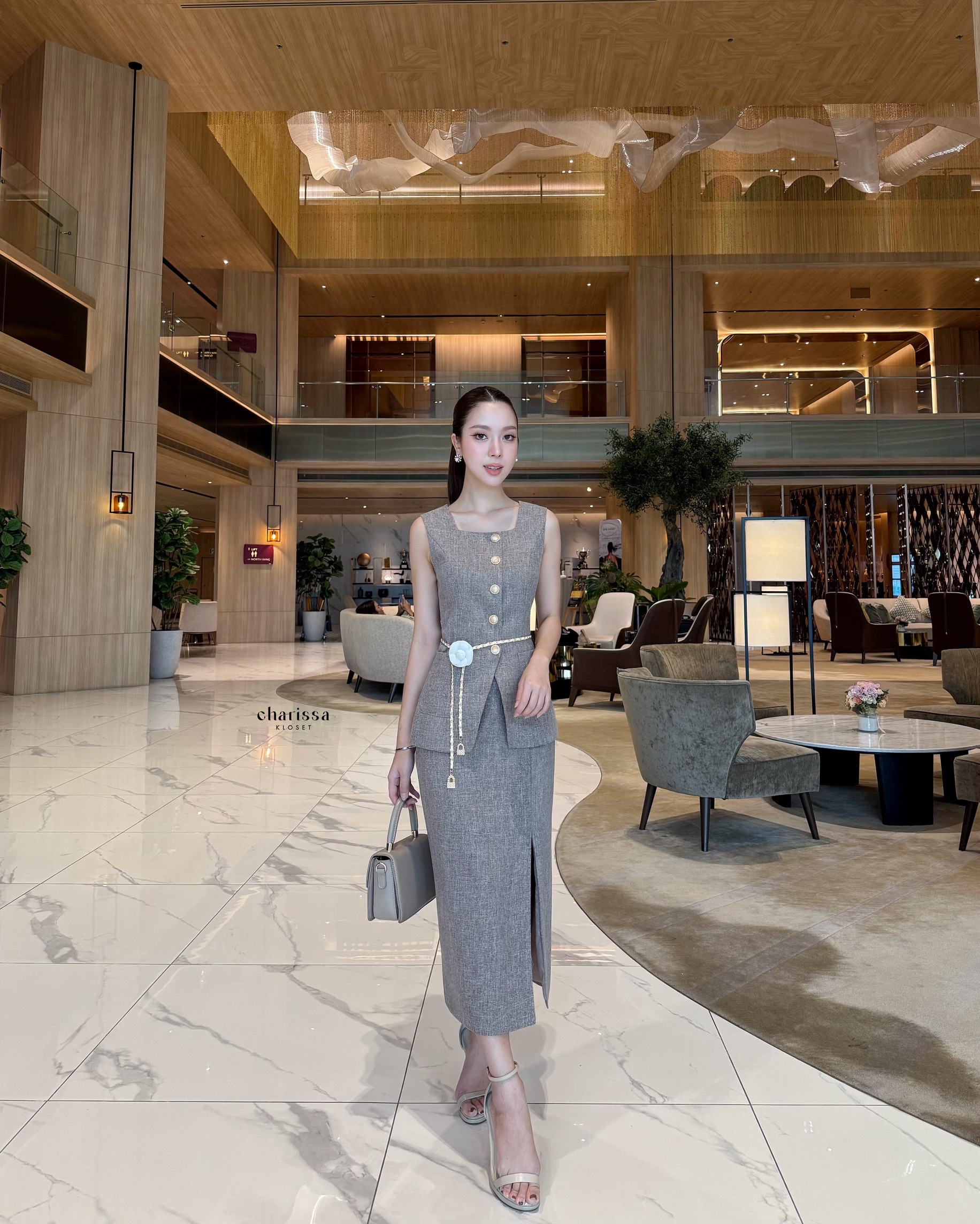 เซ็ท 4 ชิ้น เสื้อคอเหลี่ยม+ กระโปรงยาว+เข็มขัดโซ่+เข็มกลัดดอกไม้ #ชุดใส่ทำงาน #ชุดทำงานสวยๆ#ชุดเซ็ทใส่ทำงาน#ชุดเสื้อสีครีม #OOTD #เซ็ทสีเบจ #เดรสสีน้ำตาล