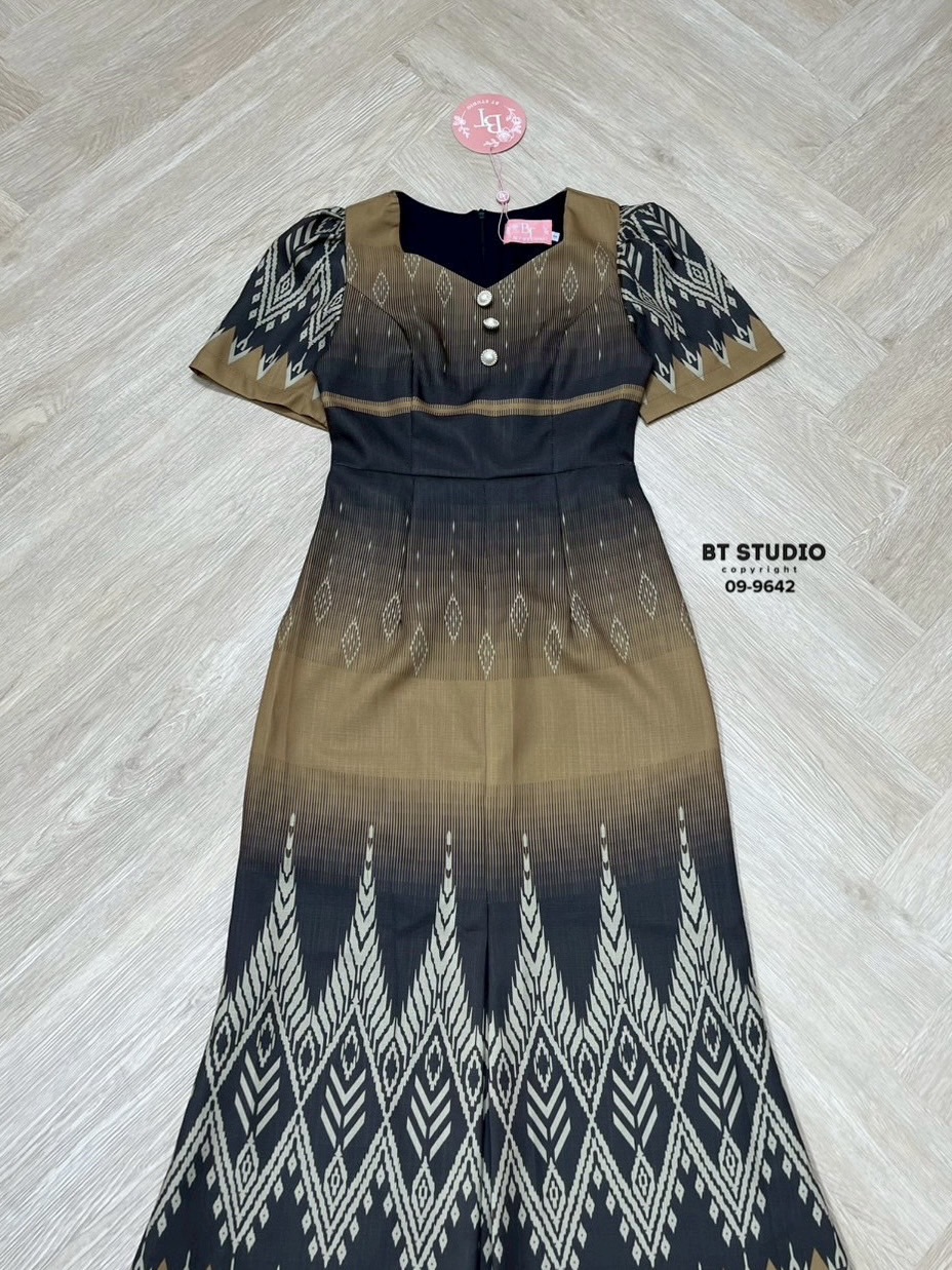เดรสยาวผ้าไทยดีเทลแต่งคอเว้าเล็กน้อย แขนสั้น แต่งกระดุมมุก 3 เม็ดเรียงกัน ดีไซส์ผ้าพิมพ์ลายไทยประยุกต์ งานสวยเนื้อผ้าดีมีซับในคัตติ๊งสวยจ้า