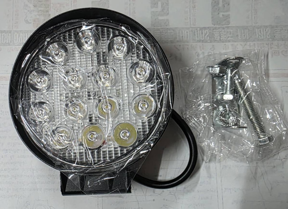 LED สปอร์ตไลท์ รถยนต์ วงกลม 11 เซนติเมตร แสงสีขาว 14 เม็ด ใช้ได้ทั้ง 12v และ 24v ( ความสว่าง 5,000 K ) ราคาดวงละ
