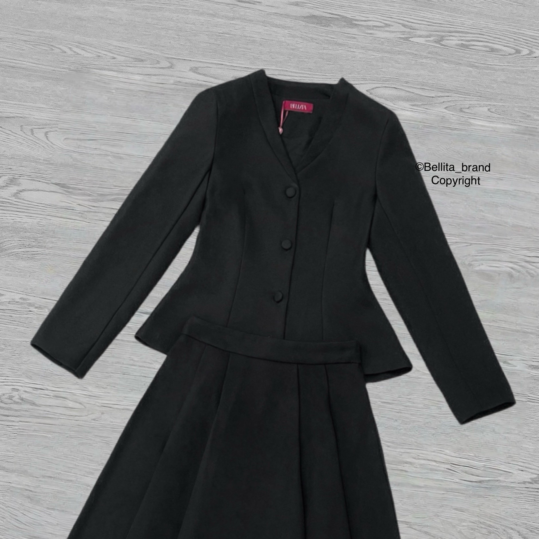 เซต 2 ชิ้น ชุดสุภาพสีดำล้วน เสื้อคอวีแขนยาว กระดุมสีดำด้านหน้า เอวเข้ารูป มากับกระโปรงยาวบานสีดำมีจีบกระโปรง ดูสุภาพเรียบร้อยมาก