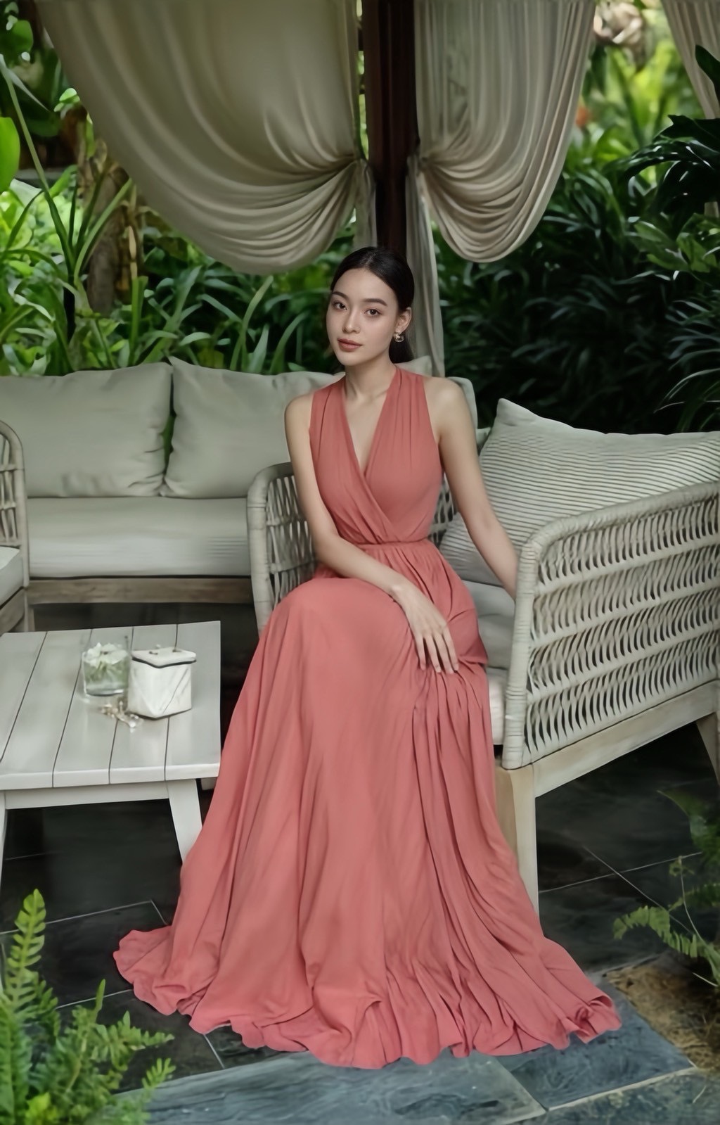 เดรสแขนกุดพลีตสีชมพูตัวยาว มาพร้อมเชือกสานผูกเอว ราคานี้มือต้องไวเลยค่า รุ่นนี้ใส่สวย เนื้อผ้าดีมากกกกกกก ห้ามพลาดเลยค่า