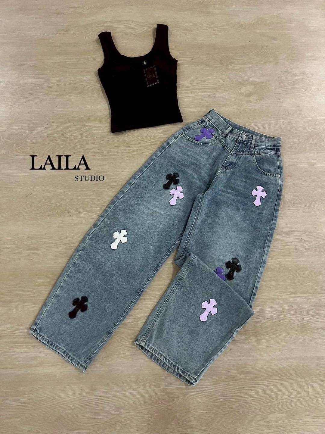 Tag: LAILA Detail: Set เสื้อ+กางเกง งานเสื้อกล้ามทรงเว้าแขนงานเสริมทรงที่อก เนื้อผ้ามีน้ำหนักสวยนิ่มมาพร้อมกางเกงงานยีนส์ทรงบอลลูนสีฟอกอ่อนแต่งอักษรเท่ๆ งานแมชกันเข้าเซ็ท ลงตัวสุดๆ **งานแฟชั่นนำเข้า by laila** #bylaila brand #ชุดเซ็ท #กางเกงยีนส์ #เซ็ทยีน