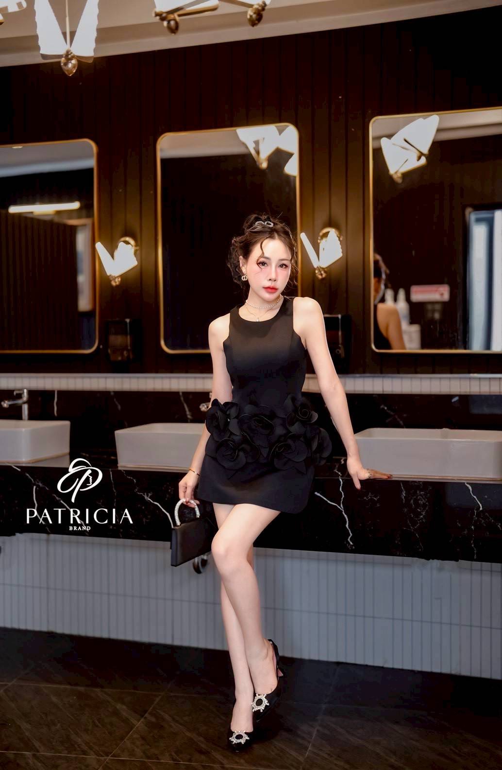 Set 2 ชิ้น เสื้อ+กระโปรง เซ็ทนี้ตะโกนเลยว่า ผ้าดีมากกก!!! ตัวเสื้อเป็นทรงเเขนกุด เป็นงานซิปหลัง ด้านในมีฟองน้ำอย่างดี เเละมีดอกไม้ใหญ่ๆ