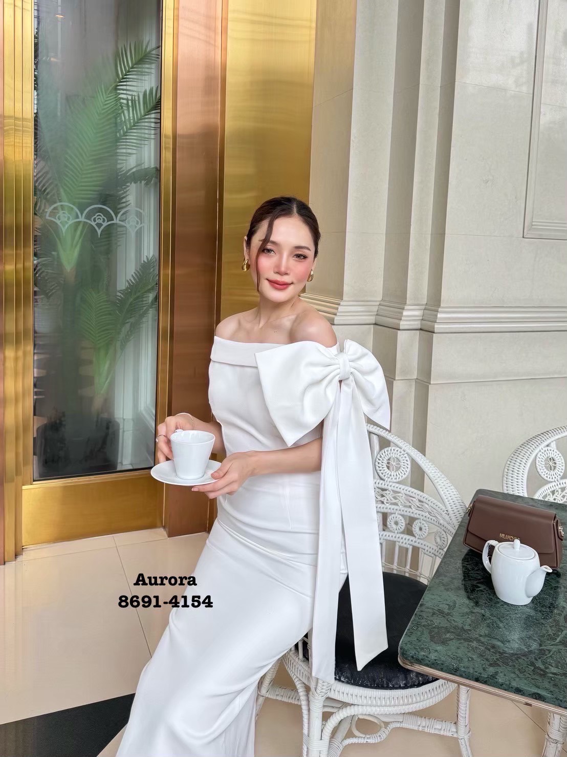 Label :: AURORA by RAMI-PAPHA เดรสเปิดไหล่โทนสีขาว สวยดูดีมีสไตล์ ด้านข้างซ้ายมือแต่งคล้ายโบว์ สวยงดงามคร่าาา งานผ้าดี๊ดี ผ้าดีมากๆ อกเสริมฟองน้ำเพื่อทรงสวย มีซับใน มีซิปหลัง