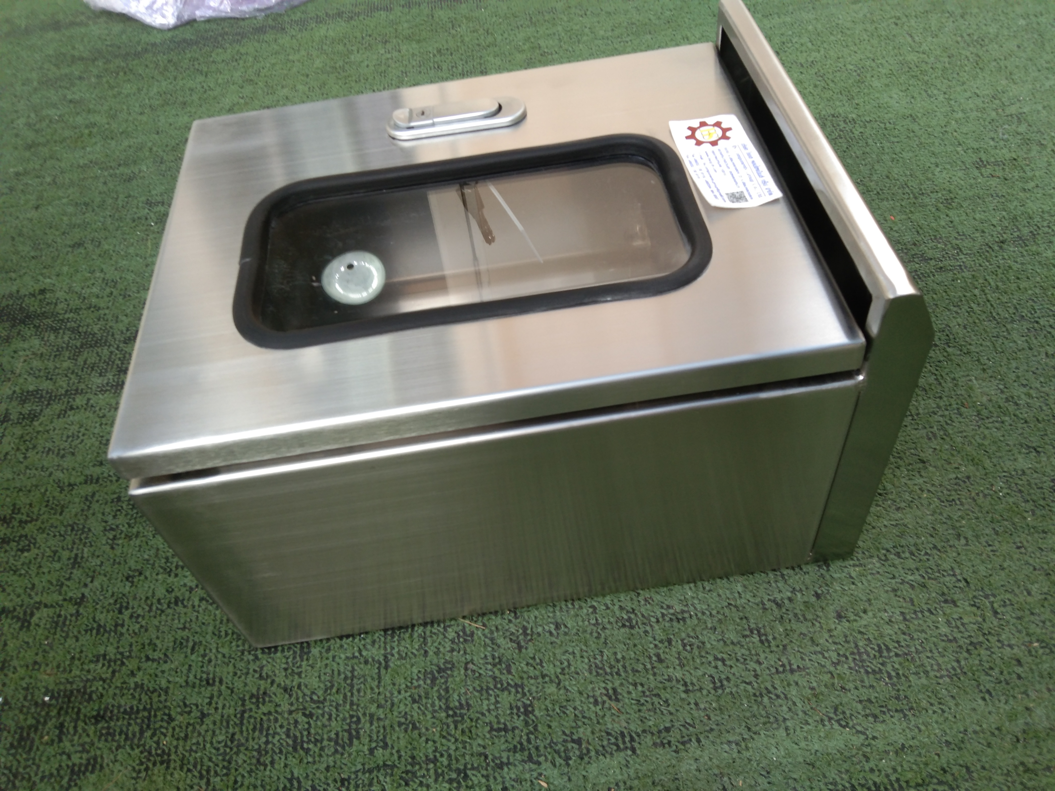 ตู้สแตนเลสกันน้ำ ฝา 2 ชั้น มีอคิลิค มีหลังคา W280xH350xD200mm.