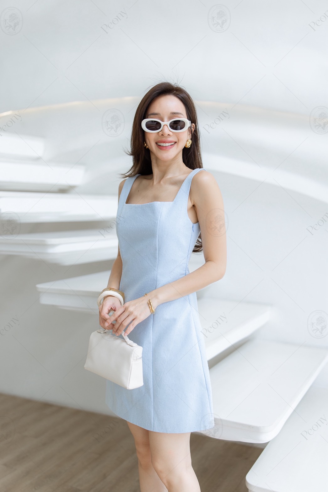 เดรสผ้าพื้นเนื้อกึ่งเดนิม เนื้อผ้าสะกิดลุ่ยมีลายในตัว แขนกุดคอเหลี่ยม ดีเทลสายเข็มขัดหลัง มีซิปด้านข้างและซับในตัว คอมพลีทลุค น่ารัก ได้ทุกโอกาส #งานป้ายpeony #ชุดสวย #เดรสสั้น #เดรสสวย #เดรสทำงาน #แขนกุด #ชุดเรียบหรู #ผ้าพื้น #ชุดทำงาน #ชุดสายฝอ #peonyol