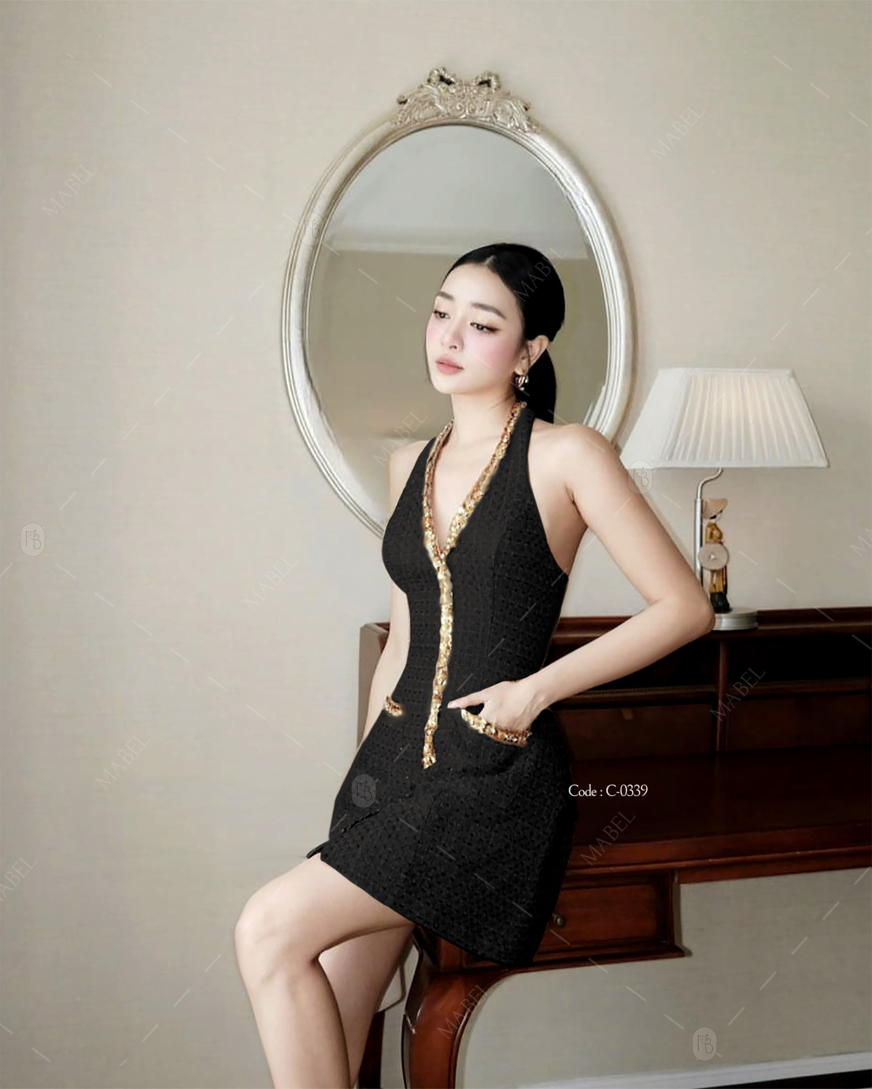 มินิเดรสคล้องคอทวิสทรงเปิดหลัง ดีเทลโครตหรูหรา มีช่องกระเป๋าด้านหน้า ชุดมีฟองน้ำและซับในทั้งตัว สวยมาก งานแฟชั่นสุดปัง งานจริงสวยจึ้ง ผ้าดีสุดๆ คอนเฟริมเลยค่ะ🖤 #BRANDMABEL #งานป้ายmabel