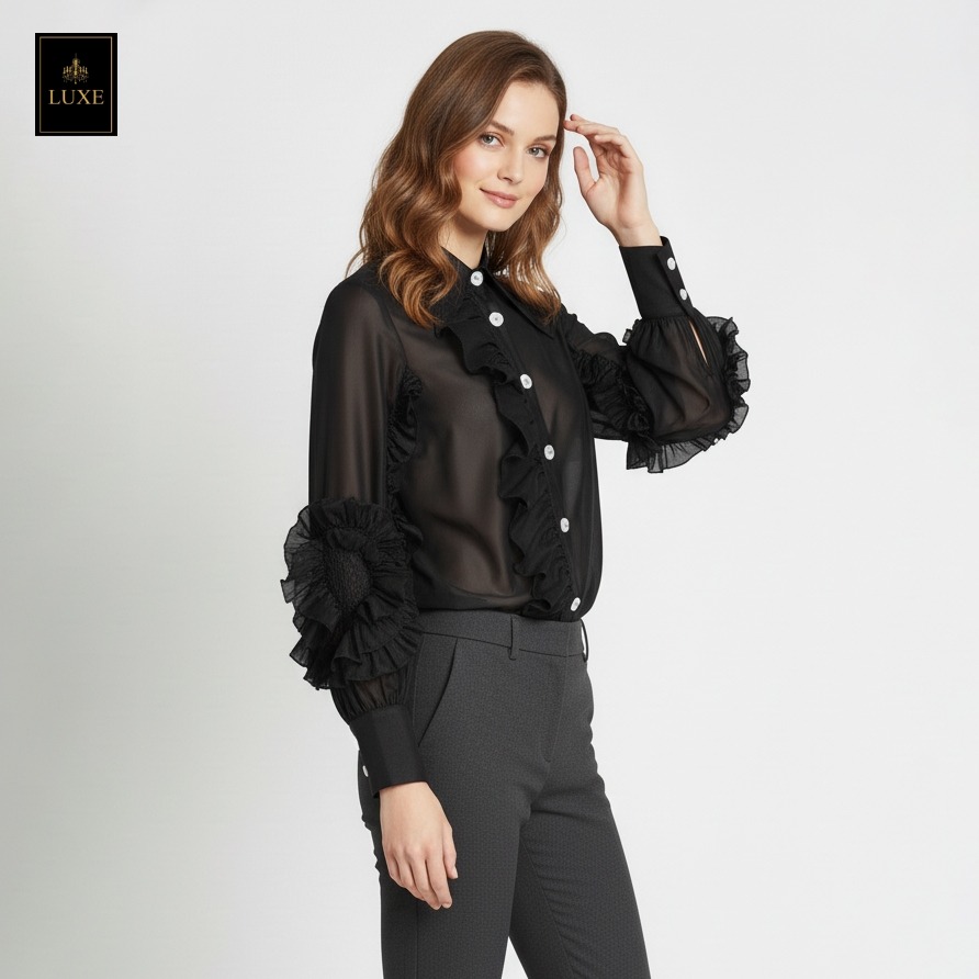 Label : LUXE เสื้อเชิ้ตคอปกแหลมแขนยาว ผ่าหน้าติดกระดุมเพชร สาบเสื้อแต่งระบาย ดีเทลแขนเสื้อแต่งด้วยผ้าในตัวเป็นรูปดอกไม้ ทำจากผ้าไหมเครปผสม เนื้อนุ่ม โปร่ง เบาสบายแต่ให้ความเป็นทรง