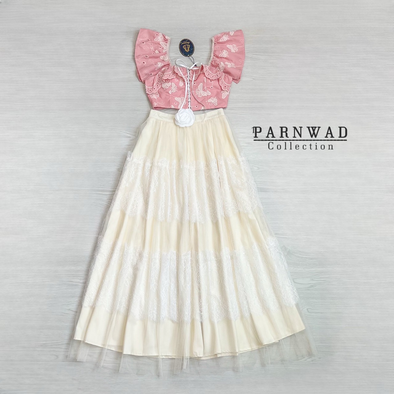 Set 2 ชิ้น เสื้องานปักผีเสื้อแขนระบายร้อยเชือกด้านหน้า แมทซ์กับกระโปรงลูกไม้แต่งเลเยอร์สลับมุ้ง ซับในยาว ผ้าไม่บาง ใส่ได้ 2 แบบเลยค่า จะปาดไหล่ก้อสวยน๊า #parnwadcollection #parnwad #งานป้ายราคาส่ง #งานป้าย #ชุดทำงาน #ชุดเดรส #ชุดเที่ยว #เดรสงานแต่ง #ชุดทำ
