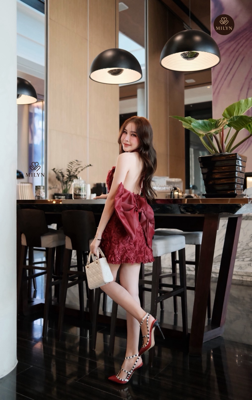 มินิเดรสแต่งดอกกุหลาบทั้งตัว ดีเทลเนื้อผ้าแบบ 3D ทำให้ชุดดูโดดเด่นมากขึ้น คอฮัลเตอร์ช่วยเสริมลุคให้ดูเพรียวและหรูขึ้นไปอีกขั้น ด้านหลังเปิดหลังสวย พร้อมโบว์ใหญ่สุดละมุนเป็นไฮไลต์ของชุด