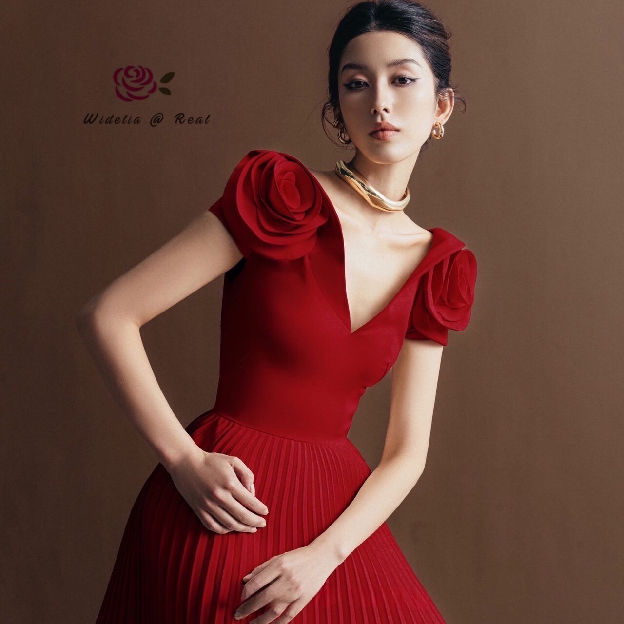Maxi dress เเม็กซี่เดรสตัวยาว ไหล่ดอกกุหลาบ คอวีหน้าวีหลัง ผูกโบว์ ซิปหลัง กระโปรงอัดพลัท เนื้อผ้าเรียบ สีพื้น งานผ้าอย่างดีค่ะ ทรงสวยเป๊ะ คัตติ้งเนี๊ยบมากๆ รับรองใส่ออกมาไม่ผิดหวังการันตีให้เลย บอกเลยห้ามพลาดเด็ดขาด งานดีงานสวยแน่นอน