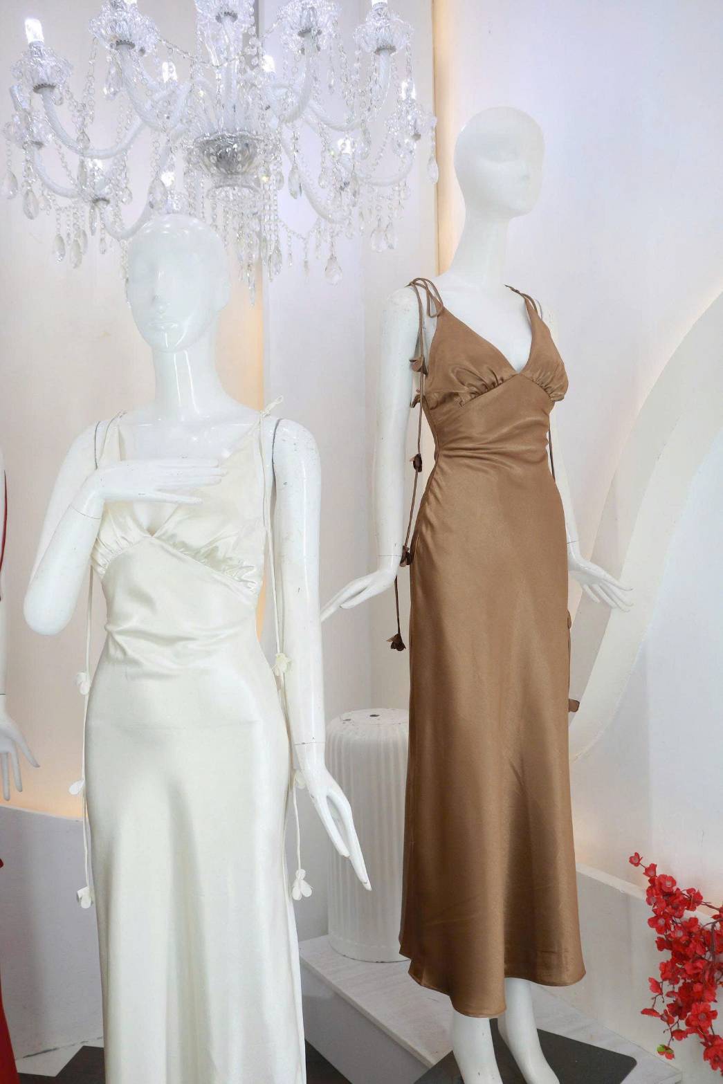 เดรสยาวผูกไหล่แต่งดอกไม้ เนื้อผ้าซาตินหนาทิ้งตัว ใส่แล้วดูเพรียว ผ้าพรีเมี่ยมเนื้อเงาวาวเย็นลื่น ดูแพงมาก คัตติ้งสวยเข้ารูปชายพริ้วบานออก ทรงสวยมาก เดรสออกงานคลาสสิค ควรมีติดตู้