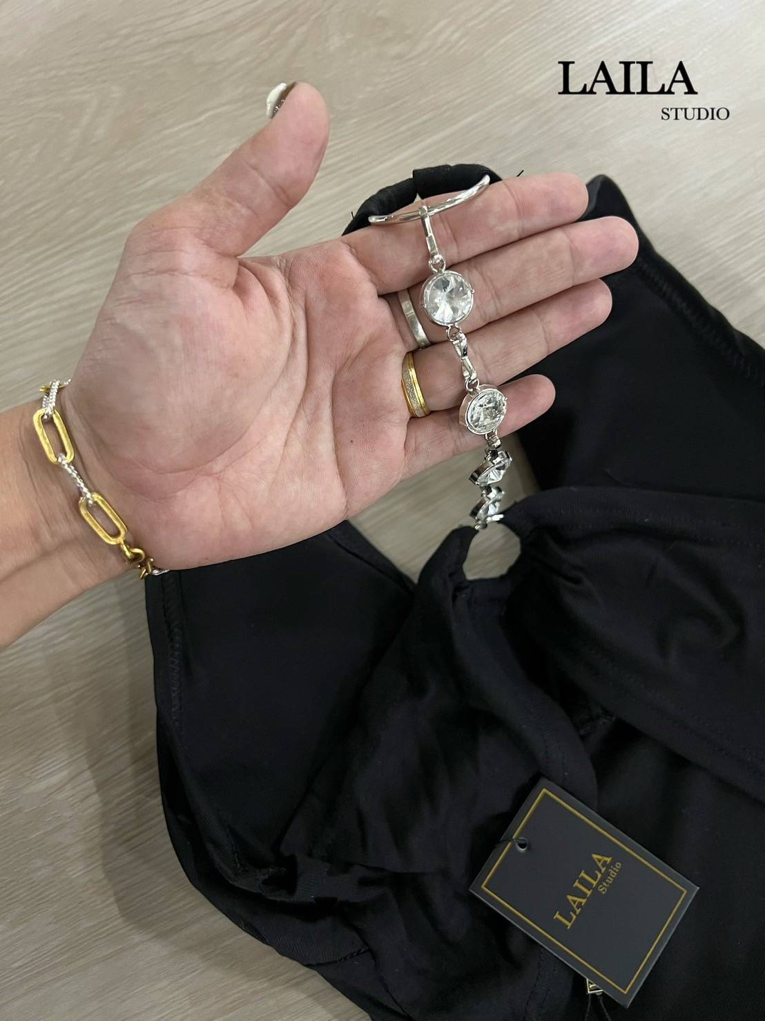 Tag: LAILA Detail: Set เสื้อ+กางเกง งานเสื้อทรงคล้องคอแต่งอะไหล่สีเงินโชว์ด้านหลังสุดเก๋สไตล์สาวแซ่บ เสื้อทรงเข้ารูป มาพร้อมกางเกงยีนส์ขายาวงานผ้าสวย ทรงปล่อยๆแต่งสียีนส์ฟอกอย่างดี สาวเวียดนา มแซ่บๆแมชกันลงตัว #bylaila brand #กางเกงยีนส์ #ยีนส์ #เสื้อคล้อ