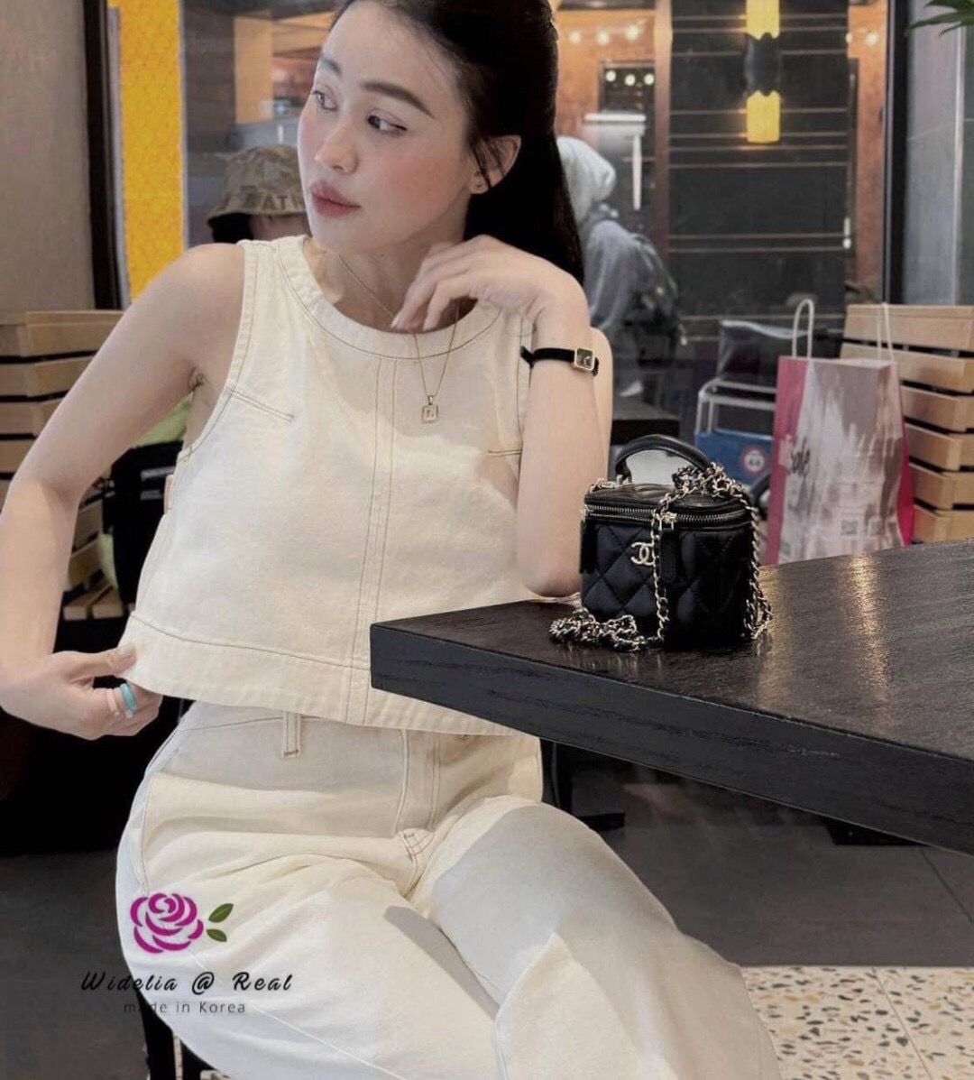 เสื้อแขนกุดตัวสวยทรงดี ด้านหลังแต่งซิป ตัวเสื้อทรงปล่อยสวยใส่สบาย มาเข้าชุดพร้อมกับกางเกงทรงขากระบอกใหญ่ ตัวชุดเป็นยีนส์เนื้อนุ่ม ใส่สบาย แพทเทิ้ลสวยรับรองใส่ออกมาไม่ผิดหวังการันตีให้เลย บอกเลยห้ามพลาดเด็ดขาดงานดีงานสวยต้องจัดแล้ว