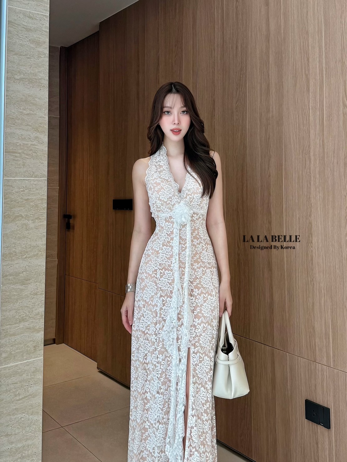 งแม็กซี่เดรสลูกไม้แน่นๆมีความยืดหยุ่นได้แค่ไม่ข้ามไซส์ลงตรงไซส์ได้เลยนะค่ะอกเอวเข้าทรงสวยไม่ปริไม่อ่าทรงคล้องคอเว้าหลังอกเสริมฟองน้ำแน่นๆเอวเข้ารูปเข้าทรงกระโปรงยาวทิ้งตัวเพราะผ้ามีความนุ่มมีน้ำหนักผ่าหน้ากำลังดีไม่สูงมากมีซับในถุงปลายชุดพร้อมเย็บแต่งดอกไ