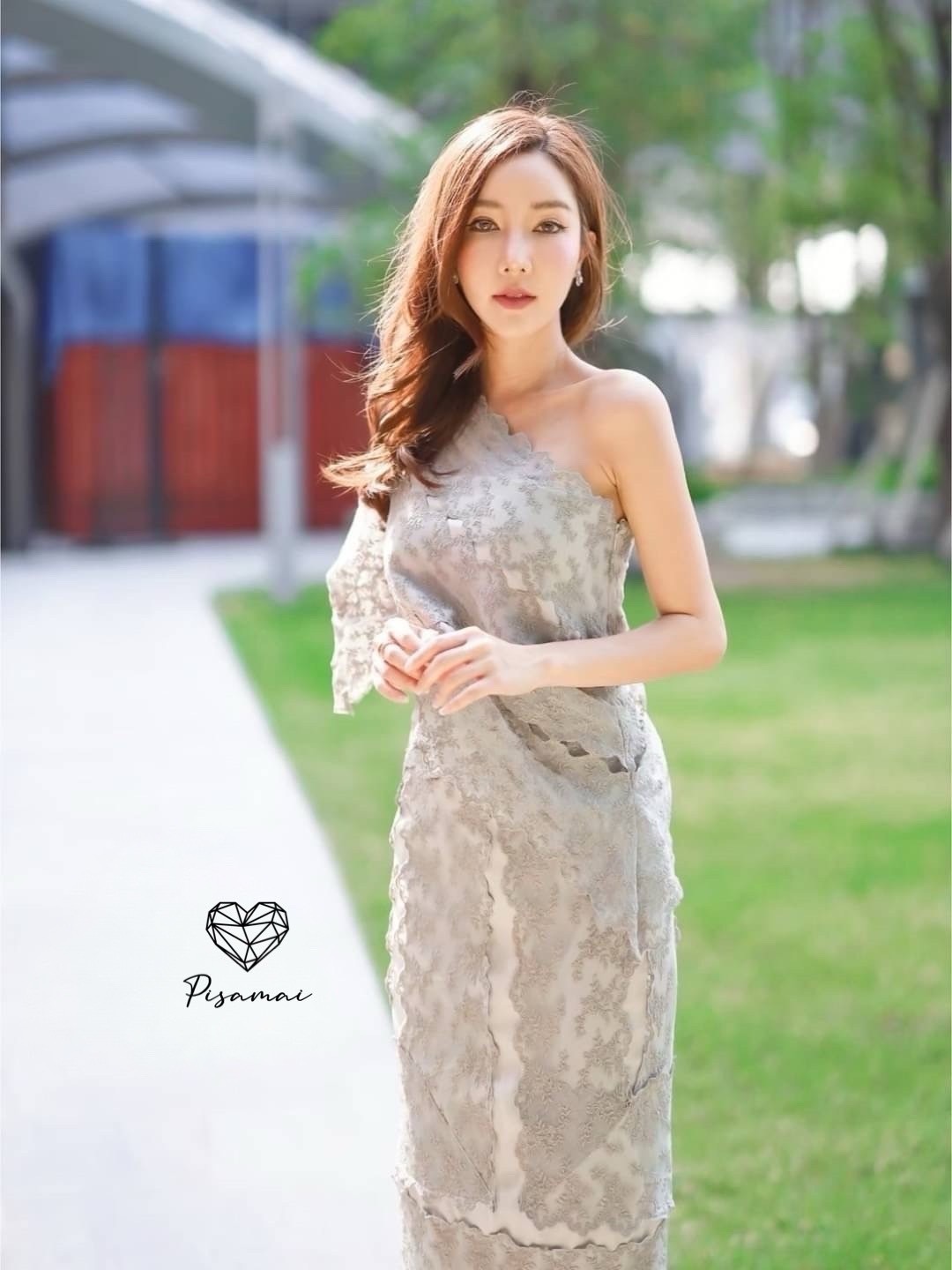 เซ็ตเสื้อไหล่เดียวลูกไม้ฉลุสีเทา มาคู่กับกระโปรงสอบ 5ส่วนสีเทา รุ่นนี้ ใส่vacayถ่ายรูปกับแก๊งค์เพื่อนๆไม่มีผิดหวังเลยค่า ห้ามพลาดเลยน้าตัวนี้