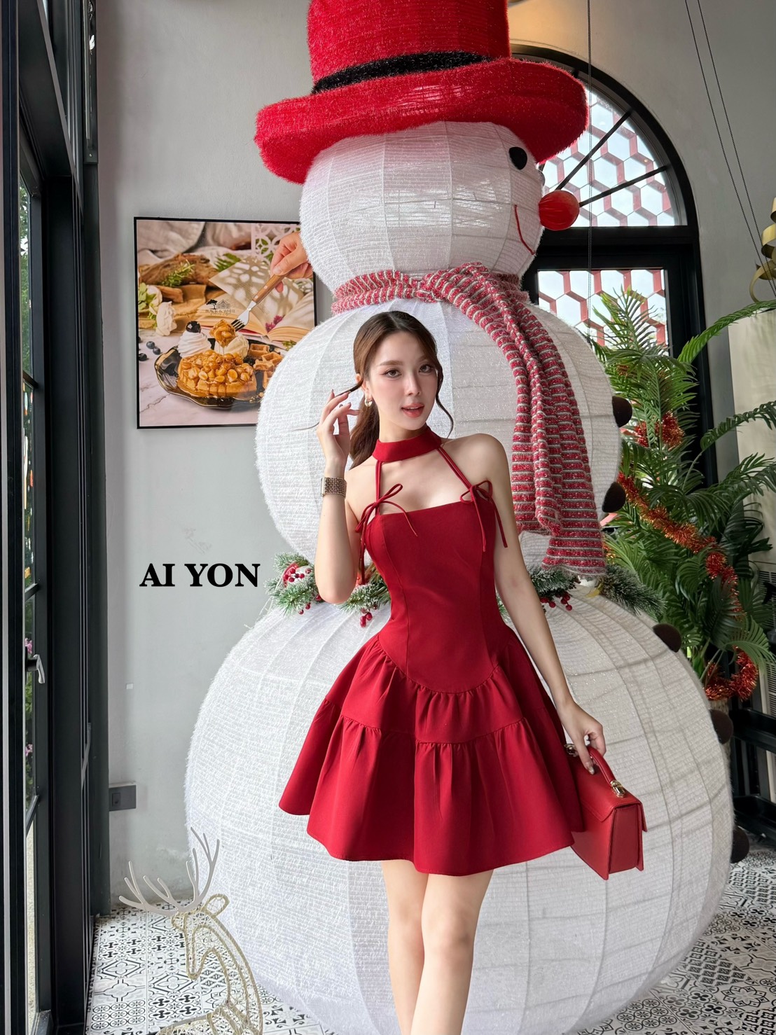 เดรสกระโปรงกึ่งเกาะอก แต่งโชกเกอร์ที่คอมีสายเดี่ยวเชื่อมด้านข้างสองเส้นแต่งผูกโบว์สุดเก๋ มีบลาในตัวทรงพอดีตัวใส่กำลังสวย สีสวยขับผิวมาก ท่อนกระโปรงแต่งทรงพองเล็กน้อยสุดคิ้วท์ปนเซ็กซี่เลยค่ะชุดนี้