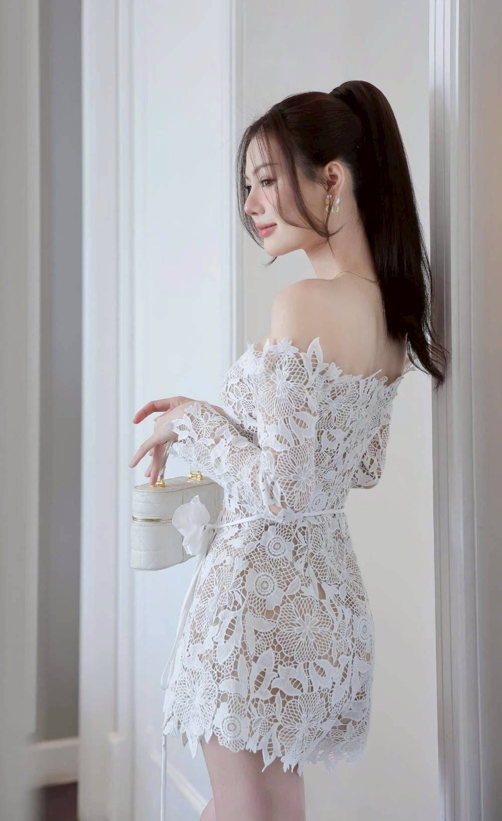 จั๊มสูทลูกไม้ขาสั้นทรงปาดไหล่ แขนยาว ซิปหลัง ลูกไม้ทอ3D ลายสวย ซับสีน้ำตาล โดดเด่นด้วยสายเชือกคาดเอวพร้อมดอกไม้ ใช้ผ้าอย่างดีในการตัดเย็บค่ะ บุซับ งานสวย มาในโทนสีขาวตัดน้ำตาลสวยหรูดูคุณหญิงมาก คอมพลีทลุคครบจบในชุดเดียว #showroombrand #งานป้ายshowroom #งา