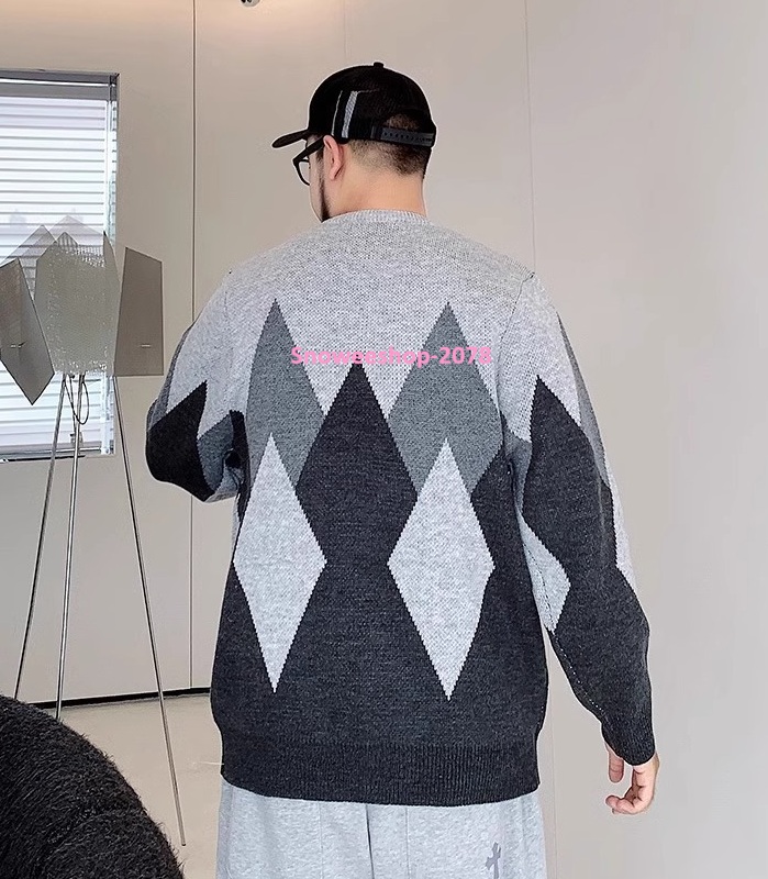 อากาศหนาวแค่ไหน…ก็ยังดูดีได้ เสื้อสเวตเตอร์ไหมพรมทรงหลวม ใส่ได้ทั้งผู้ชายและผู้หญิง ดีไซน์เรียบแต่ดูแพง ผ้านุ่มไม่คัน อุ่นกำลังดี เหมาะสุดๆ สำหรับทริปเที่ยวต่างประเทศ ไซส์ใหญ่พิเศษ 2XL–8XL จะใส่เดี่ยวๆ ก็ดูแฟ ใส่คู่กันก็อบอุ่นหัวใจ มี 2 สีคลาสสิก ใส่ง่าย