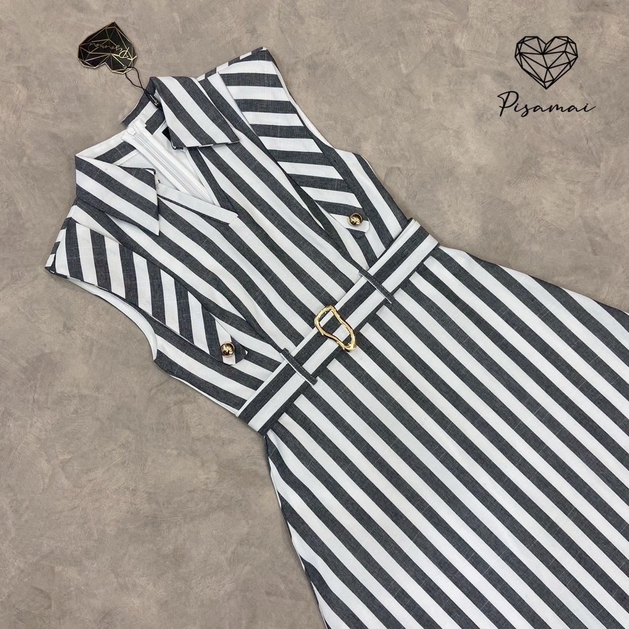 เดรสคอปกเชิ้ตตัวยาวลายทางสีเทา มาพร้อมเข็มขัดผ้าหัวอะไหล่ทองใส่เฟียสๆ แกรมๆ ได้ไม่ซ้ำใคร ต้องมีเลยค่า