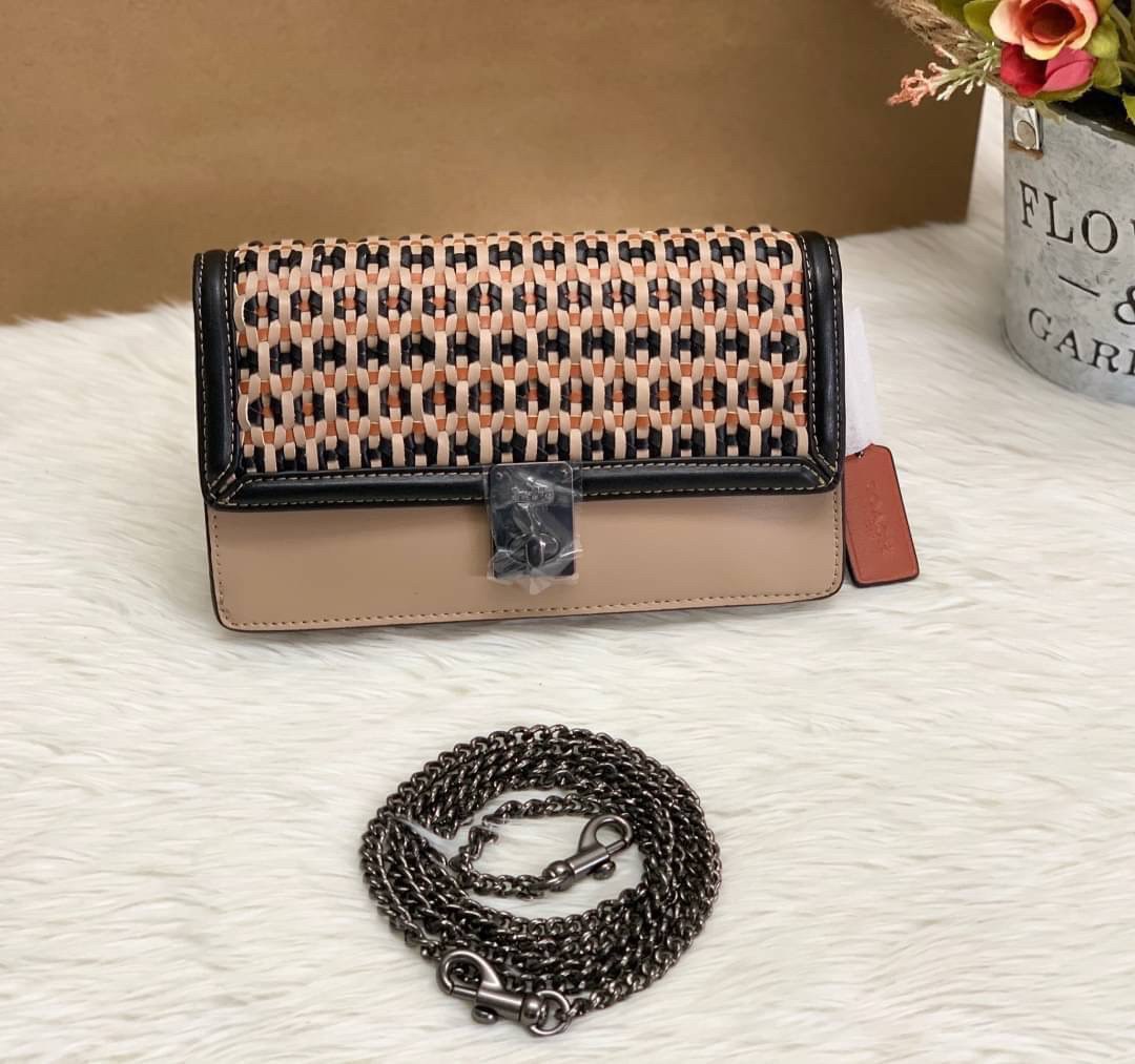 กระเป๋าสะพายไฮโซแบรนด์เนมโค้ชสีดำเบจลายสานหนังแท้ Coach Hutton Clutch With Weaving ((3656//802))