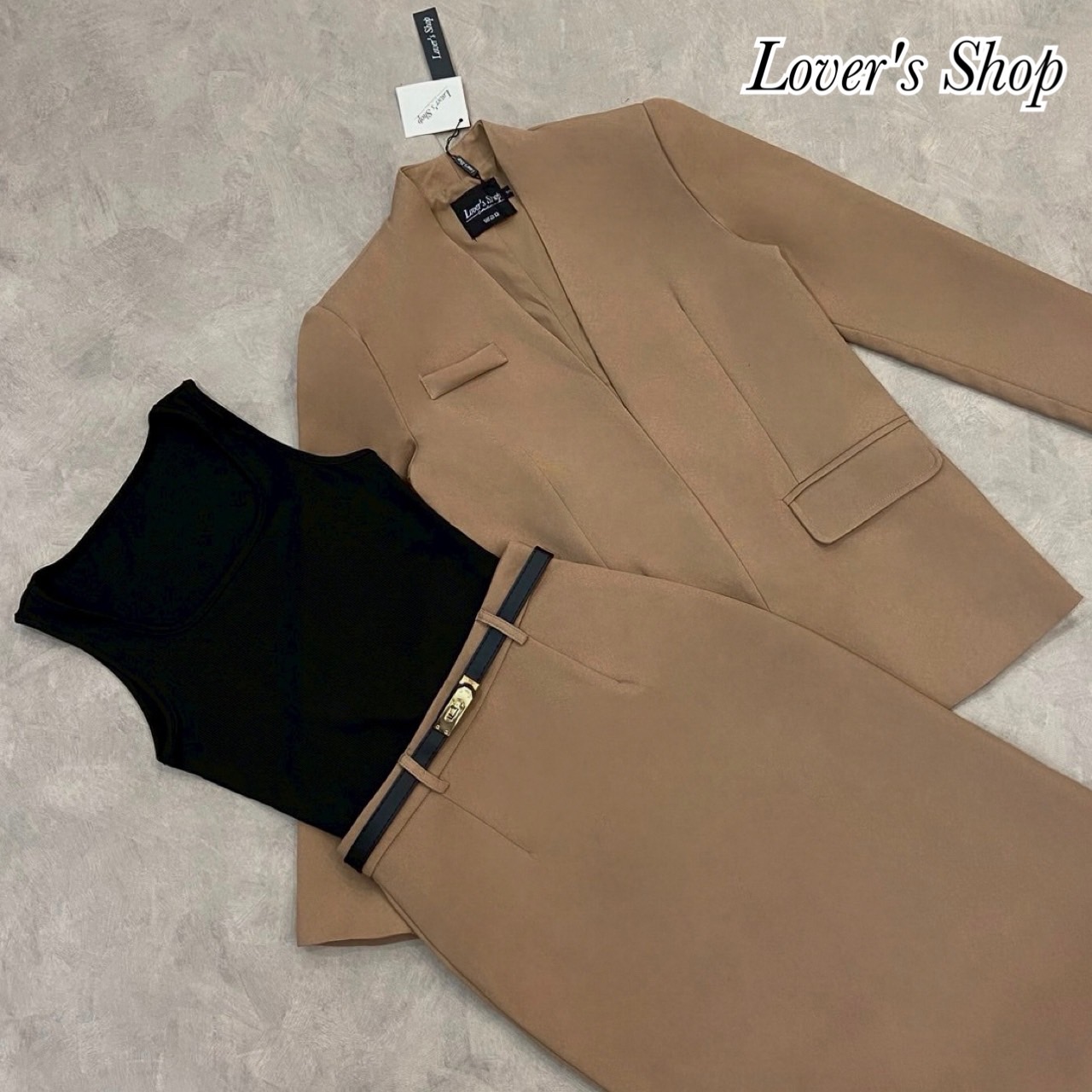 Teg : Lover’s Shop Detail : Set4ชิ้น ลุคCEOเรียบหรูดูดี(เสื้อสูท+เสื้อแขนกุด+กระโปรง+เข็มขัดลุคCEO เรียบหรูดูผู้ดี ดีเทลเสื้อสูททรงปล่อยเย็บซับในทั้งตัว แต่กระเป๋าหลอก มาพร้อมเสื้อแขนกุดผ้าล่องนุ่มยืด แม็ทกับกระโปรง งานซิบหลัง