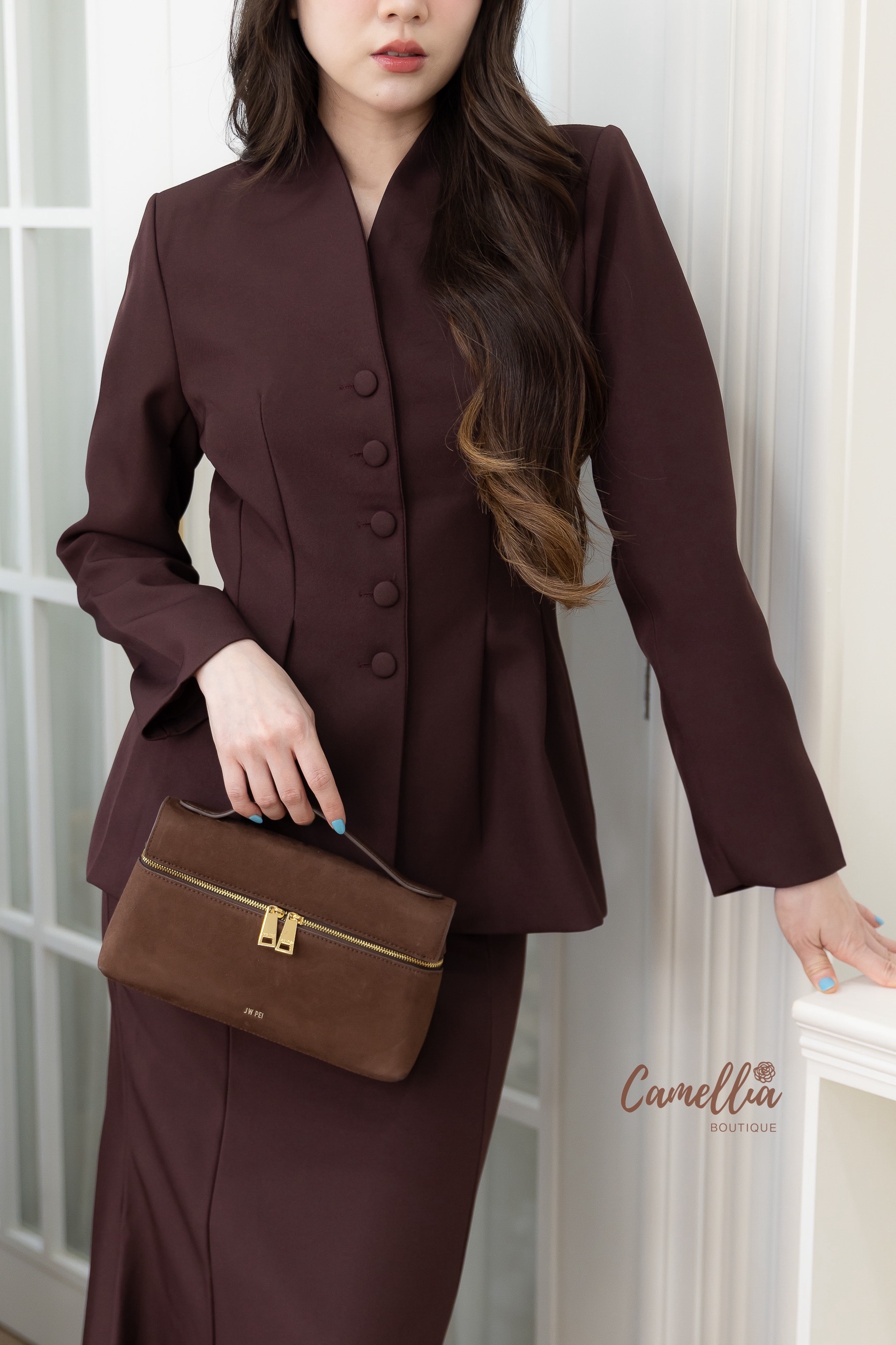 ชุดSet สีแดงที่สวยสง่า เป็นแดงที่สวยแพงมากคะ เสื้อแขนยาวเอวจีบเข้ารูป มาคู่กับกระโปรงเอวสูงทรงหางปลา เอวด้านหลังยืดได้เล็กน้อย