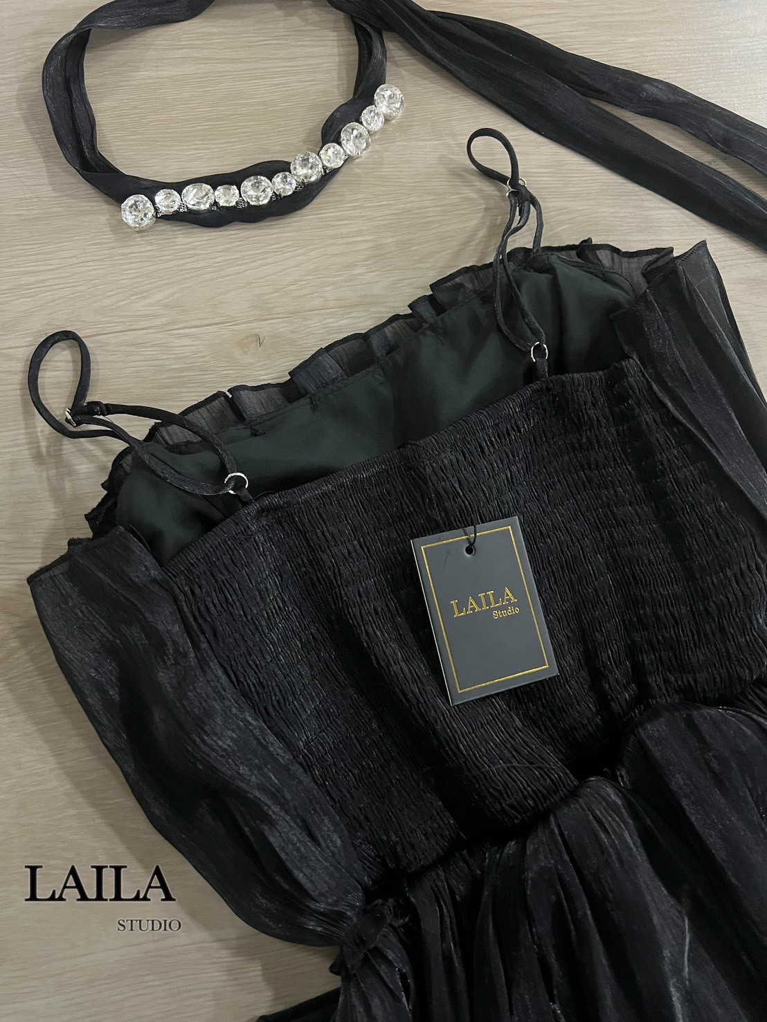 Tag: LAlLA Detail: Setเสื้อ+กางเกง งานเสื้อทรงสายเดี่ยวแต่งอัดพลีทจีบๆทั้งลำตัว ด้านหลังแต่งสม็อค เนื้อผ้าสวยงานผ้าทิ้งตัว ดีไซร์ซ็อคเกอร์ผูกคอแต่งเพชรเพิ่มความโดดเด่นให้ชุด มาพร้อมกระโปรงสีดำทรงสวย ด้านในแต่งซับในกางเกง ลุคนี้แมชลงตัวลงตัวมากค่าบอกเลย #b