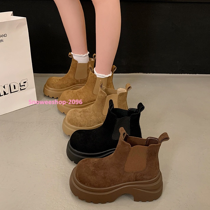 เที่ยวต่างประเทศให้ลุคปังตั้งแต่ก้าวแรก รองเท้าบูทมาร์ตินทรงสวย ใส่แล้วดูขายาวเพรียว แมตช์ง่ายทุกลุค กันน้ำ เดินสบาย เพิ่มความสูงแบบเนียน ๆ เที่ยวได้ทั้งวันไม่ปวดเท้า มี 4 สี | ไซส์ 35-40