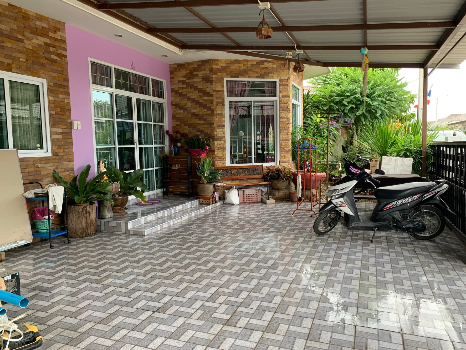 บ้านเดี่ยว 59.8 ตรว.3 ห้องนอน 2 ห้องนํ้าเฟอร์นิเจอร์ครบครันบ้านกว้างมีพื้นที่สวนพร้อมสำหรับทุกคนในครอบครัวบ้านสิริทรัพย์ อ.บ้านโป่ง จ.ราชบุรี