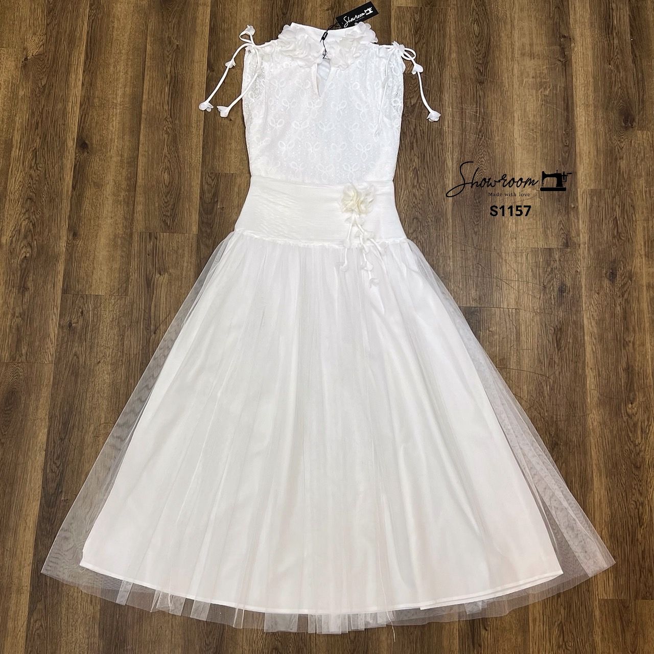 S1157 เรียบหรูดูแพงแต่แอบหวาน ดูลุคเรียบร้อย ต้องให้รุ่นนี้เลยค่ะ ไม่ต้องอธิบายเยอะ ให้ภาพบรรยาย ใช้ผ้าอย่างดีในการตัดเย็บค่ะ มาในโทนสีขาว คอมพลีทลุคครบจบในชุดเดียวค่ะ #showroombrand #งานป้ายshowroom #งานป้ายคุณภาพดี #งานแฟชั่น #เสื้อผ้างานป้าย #เสื้อผ้าผ