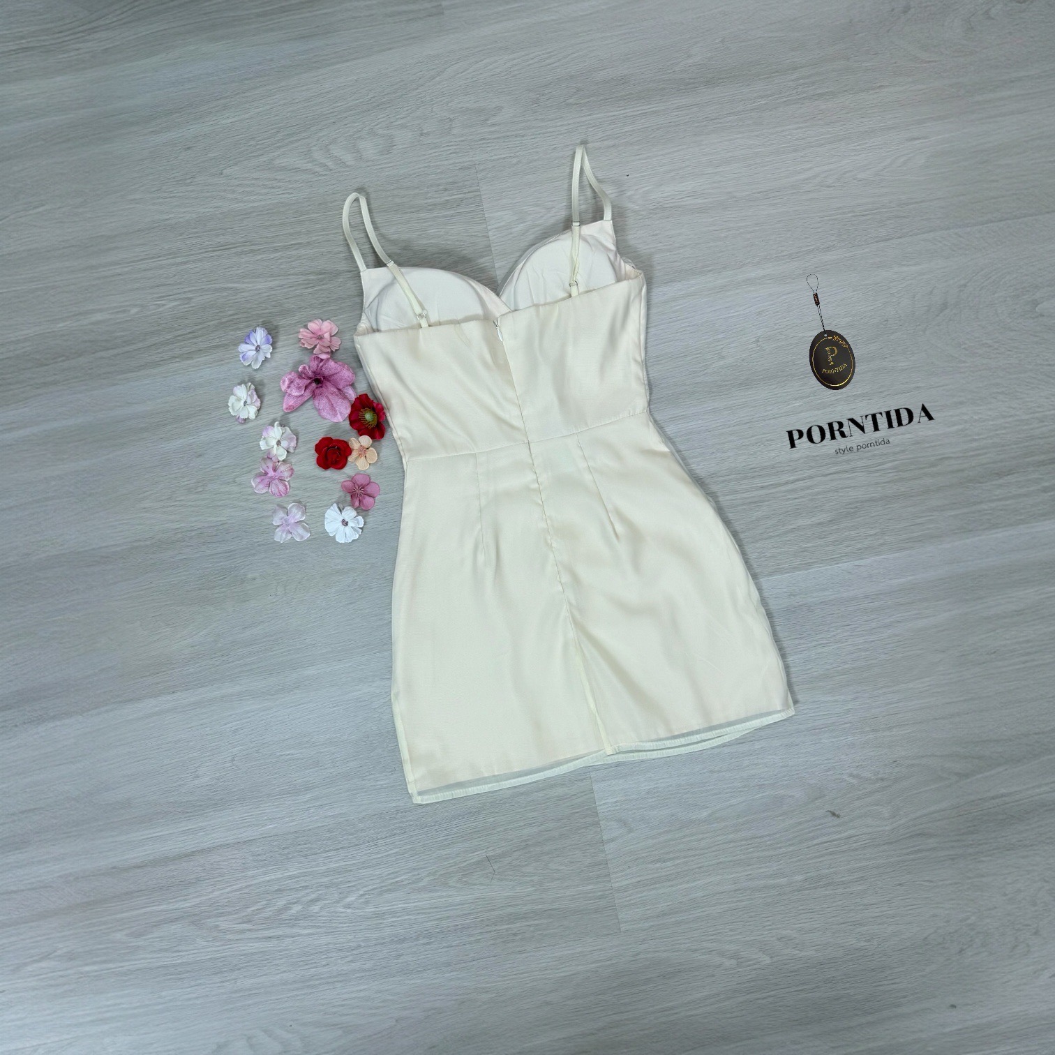 ชุดเดรสเหลืองพาสเทล งาน Collection ต้อนรับช่วงซัมเมอร์ชุดสายปรับระดับได้แต่ง detail ดอกไม้สามดีเป็นเข็มขัดถอดแยกชิ้นได้จะติดเยอะติดน้อยได้ตามใจชอบทำดอกไม้มาให้เยอะแบบจุใจรุ่นนี้สีสดใสมีกิ๊บดอกไม้ให้ หน้าอกเสริมฟองน้ำเป็นงานซิปหลัง