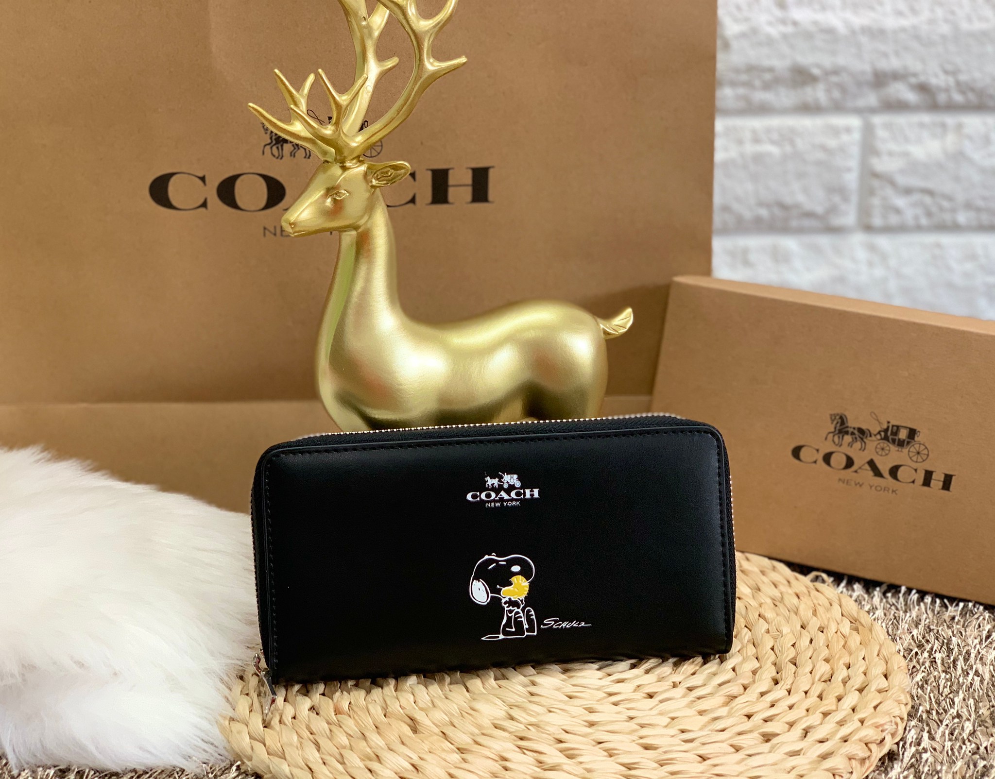 กระเป๋าสตางค์ไฮโซใบยาวซิปรอบสีดำหนังแท้ลายการ์ตูนดิสนีย์สนูปปี้ COACH X PEANUTS SNOOPY ACCORDION ZIP AROUND LEATHER WALLET((53773))