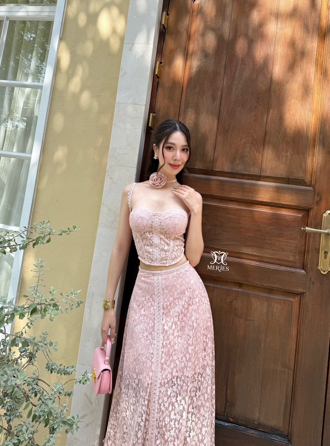 เซตผ้าลูกไม้สีชมพูสายเดี่ยวแต่งผ้าฉลุ สายเดี่ยวทรงสั้นเข้ารูปพร้อมฟองน้ำเสริมอกเพื่อให้ทรงสวยตีเกล็ดฉลุรวบอกและช่วงตัว มาพร้อมกับกระโปรงยาวทรงบานดีเทลแต่งผ้าฉลุด้านหน้ากระโปรงมีซับครึ่งตัวงานซิปหลังทั้งเสื้อและกระโปรง มีเชือกและดอกไม้เข็มกลัดจะใช้ที่คอหรื