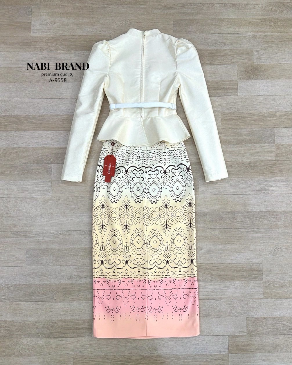 ชุดเซทชุดไทย คอลเลคชั่นใหม่ ที่คุ้มสุด ได้ถึง 4 ชิ้น 👇🏻👇🏻 💛เสื้อผ้าไหมแขนยาวสีครีม ทรงไหล่ตั้ง ปลายเสื้อแบบบาน ซิบหลัง มีซับในและฟองน้ำเสริม 💛กระโปรงพิมพ์ลายไล่เฉดสี ครีม-ชมพู ทรงสอบเข้ารูป แบบซิบหลัง มีซับใ