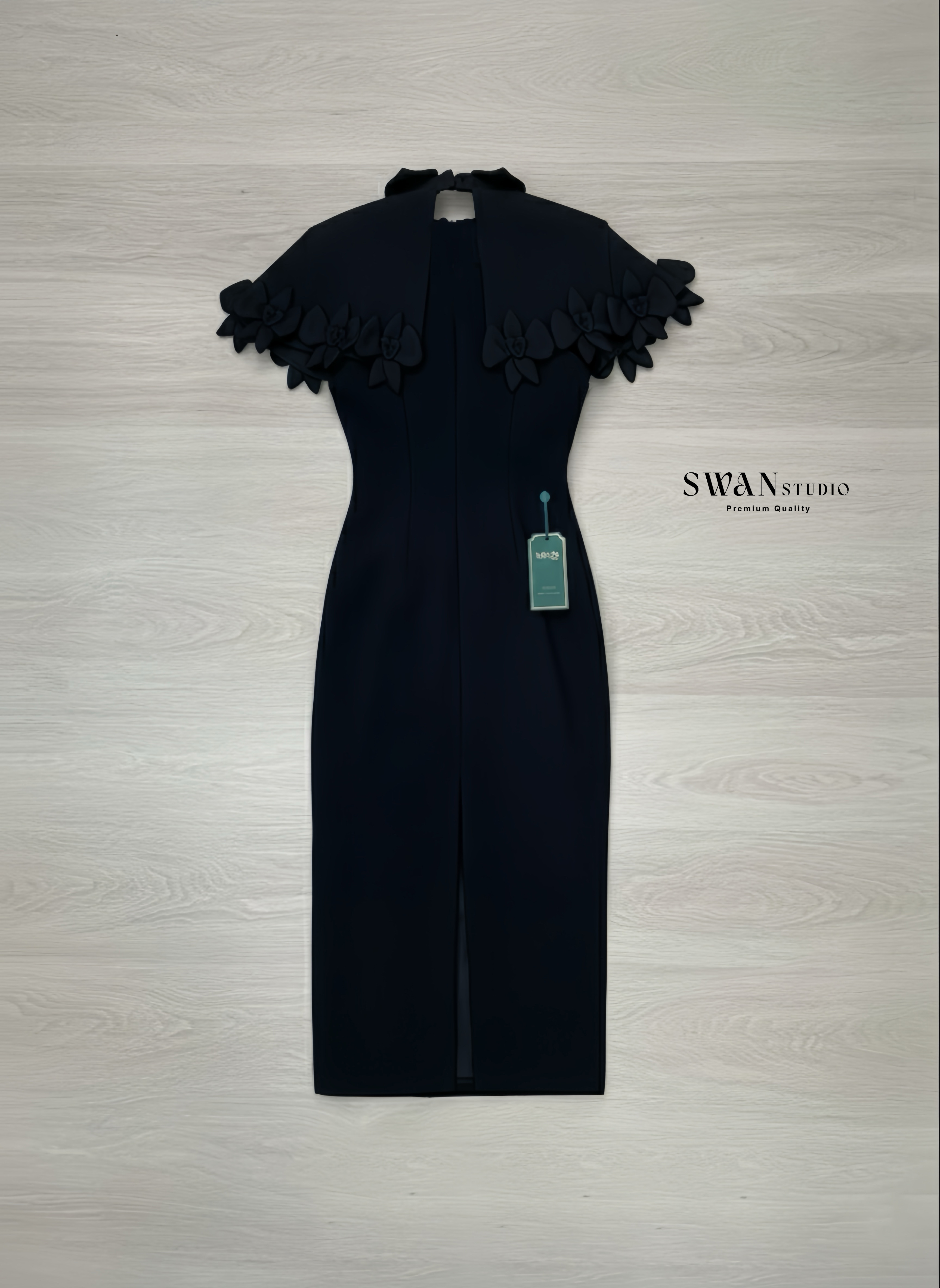 Set 2 ชิ้นสุดหรู เสื้อคลุม+เดรส เสื้อคลุมสีดำดีเทลกลีบดอกไม้เรียงซ้อน เพิ่มมิติและความหวานอย่างมีระดับ แมตช์กับเดรสดำเข้ารูปทรงเรียบหรู เผยลุคผู้หญิงมีคลาส ดูแพงและสง่างามทุกองศา