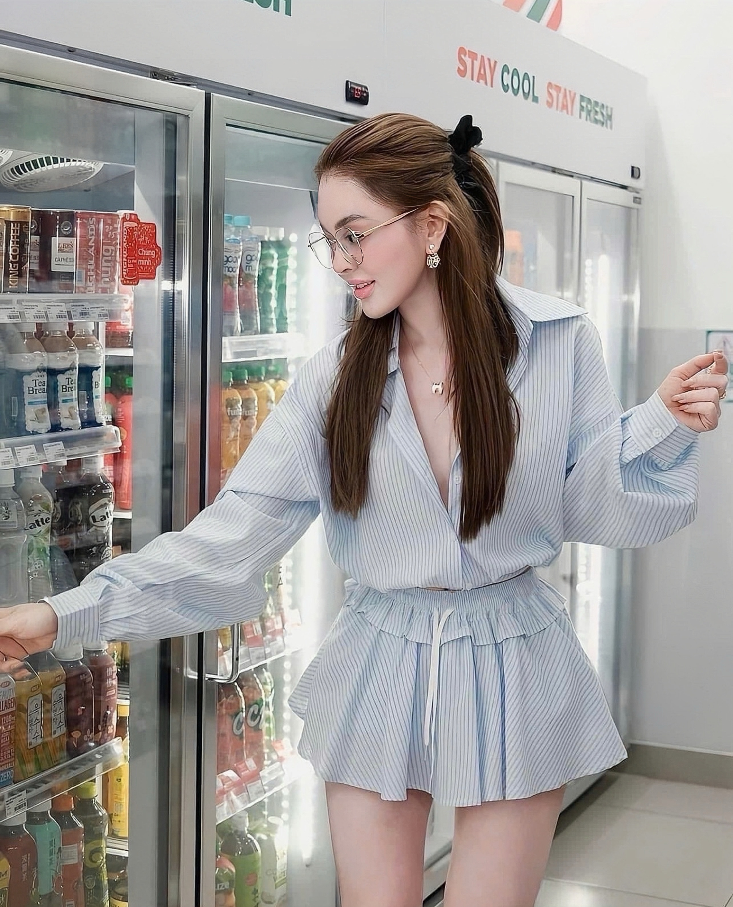 เซตเสื้อเชิ้ตทรงครอปแขนยาว ช่วงเอวเข้ารูป เนื้อผ้าเป็นลายริ้วสีฟ้า + กระโปรงสั้นจั้มเอว ช่วงขอบเอวระบายสั้นๆ 1 ชั้น ด้านในเป็นกางเกงโดยใช้ผ้าเดียวกับตัวนอก โซคิ้วท์มาก