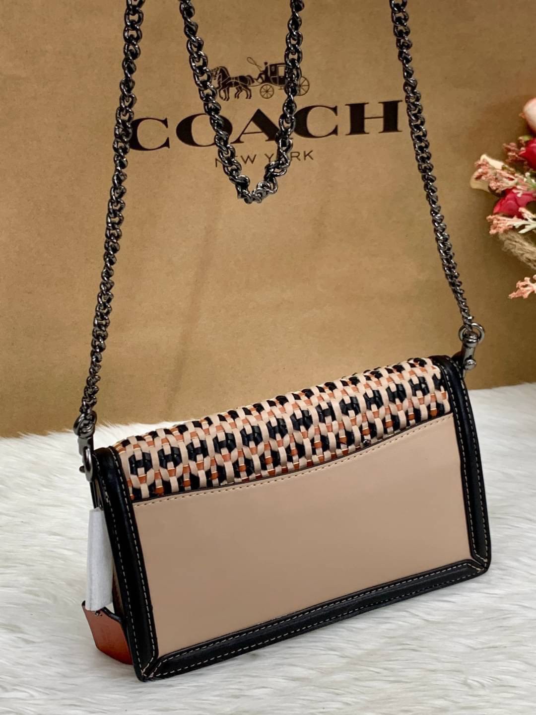 กระเป๋าสะพายไฮโซแบรนด์เนมโค้ชสีดำเบจลายสานหนังแท้ Coach Hutton Clutch With Weaving ((3656//802))