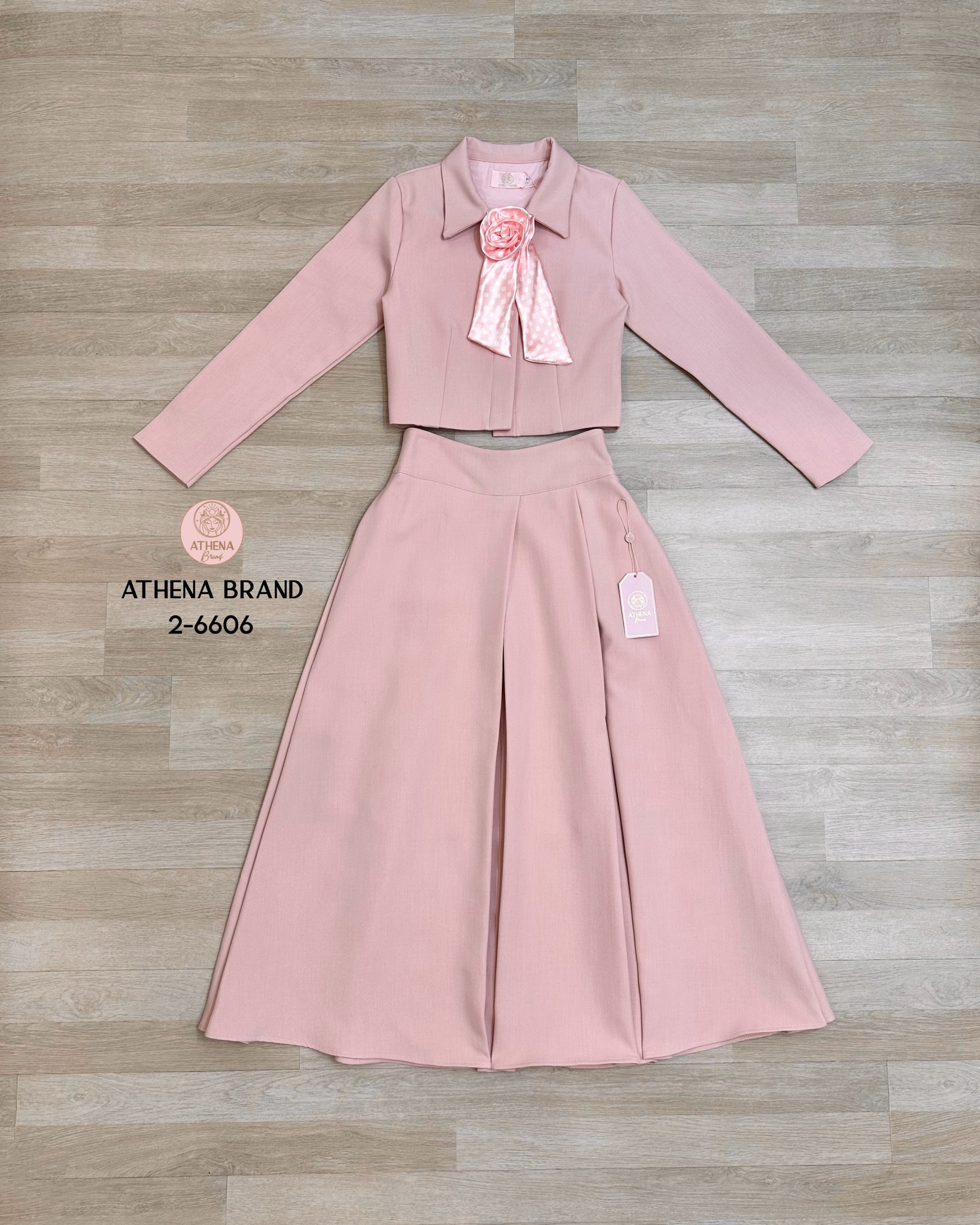 Tag 🔖 :Athena (อธีน่า) Brand Detail :: เสื้อ+กระโปรง+เข็มกลัดดอกไม้ Set 3 ชิ้น เสื้อสูทแขนยาวคอปกดีไซน์ด้านหน้าแต่งกระดุมเรียงสามารถแกะใช้งานได้จริง ตกแต่งเข็มกลัดดอกไม้(สามารถถอดออกได้)ช่วงไหล่เสริมฟองน้ำให้ดูสง่า แมตช์มาคู่กับกระโปรง มีกระเป๋าใช