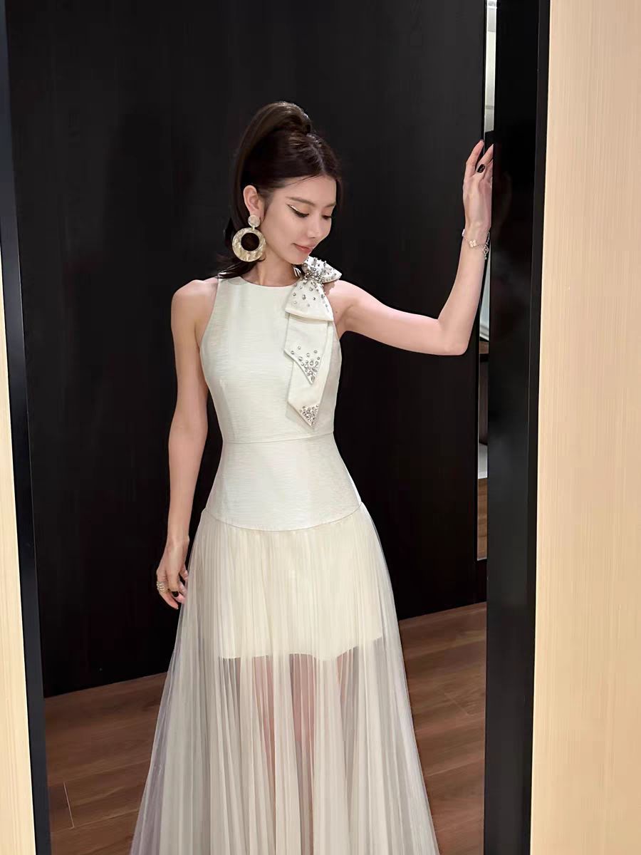 Dress ยาวแขนกุด สายเดี่ยว อกมีฟองน้ำจัดทรงให้ค่ะ ช่วงไหล่แต่งโบว์ใหญ่ แต่งปักเพชร ช่วงเอวเข้ารูป ช่วงกระโปรงตัดแต่งผ้าชีฟองอัดพลีทบานรอบชุด เนื้อผ้ามี texture ผ้าหนาเป็นทรงสวย มีซับในทั้งชุด