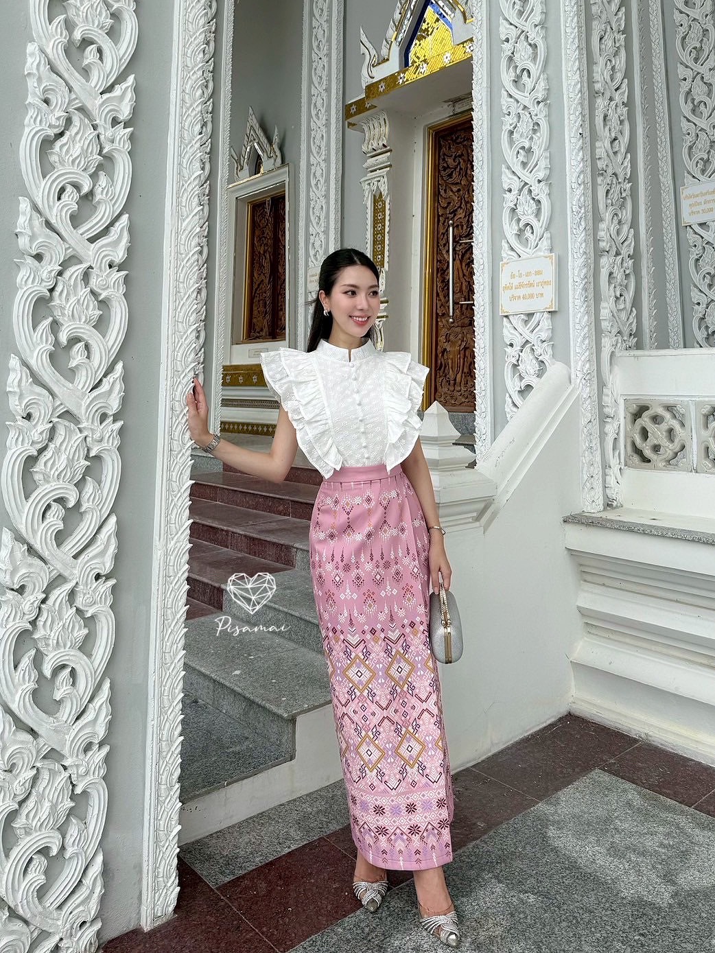 เซ็ตเสื้อแขนสั้นสีขาวตรงตั้งแต่งลูกไม้ฉลุชุดไทย มาคู่กับกระโปรงผ้าถุงสีครีมลายนก เรียบ หรู ดูแพง ใส่vacayถ่ายรูปกับแก๊งค์เพื่อนๆไม่มีผิดหวังเลยค่า ห้ามพลาดเลยน้าตัวนี้ !