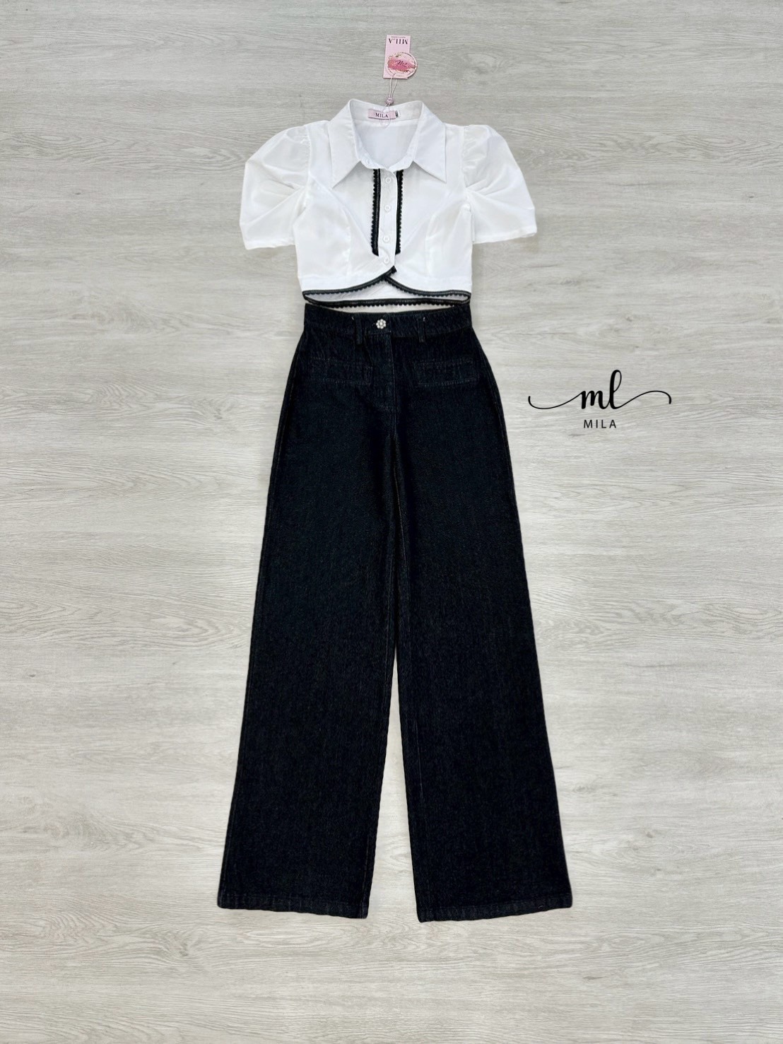 เซ็ตเสื้อครอป + ยีนส์เอวต่ำทรงขากว้าง✨ เซ็ตนี้มาพร้อมเสื้อครอปสีขาวทรงพองแขนสั้น ดีเทลแต่งขอบลูกไม้สีดำเพิ่มความหวานปนเปรี้ยว ตัดกับทรงเอวลอยกำลังดี โชว์เอวสวยๆ แบบไม่โป๊เกินงาม แมทช์กับกางเกงยีนส์เอวต่ำทรงขากว้างที่ช่วยให้ดูขายาว ใส่ง่าย