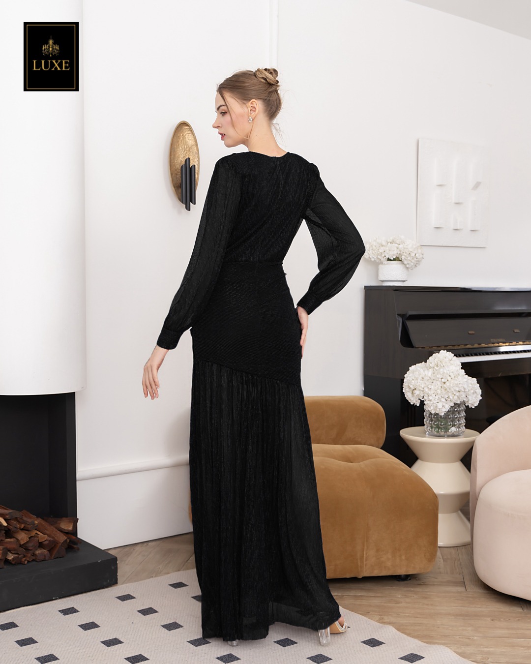 Label : LUXE แม็กซี่เดรสเสื้อคอวีป้าย แขนยาวเสริมไหล่ กระโปรงจับเดรปย่นเข้ารูปตรงสะโพก ต่อชายกระโปรงบาน ผ่าหน้าขา ทำจากผ้าราเม่อัดพลีทผสมดิ้นเมทัลลิก ผ้านุ่ม ยืดหยุ่น ใส่สบาย เล่นแสงสวย มีซิปซ่อนและซับในเต็มตัวค่ะ