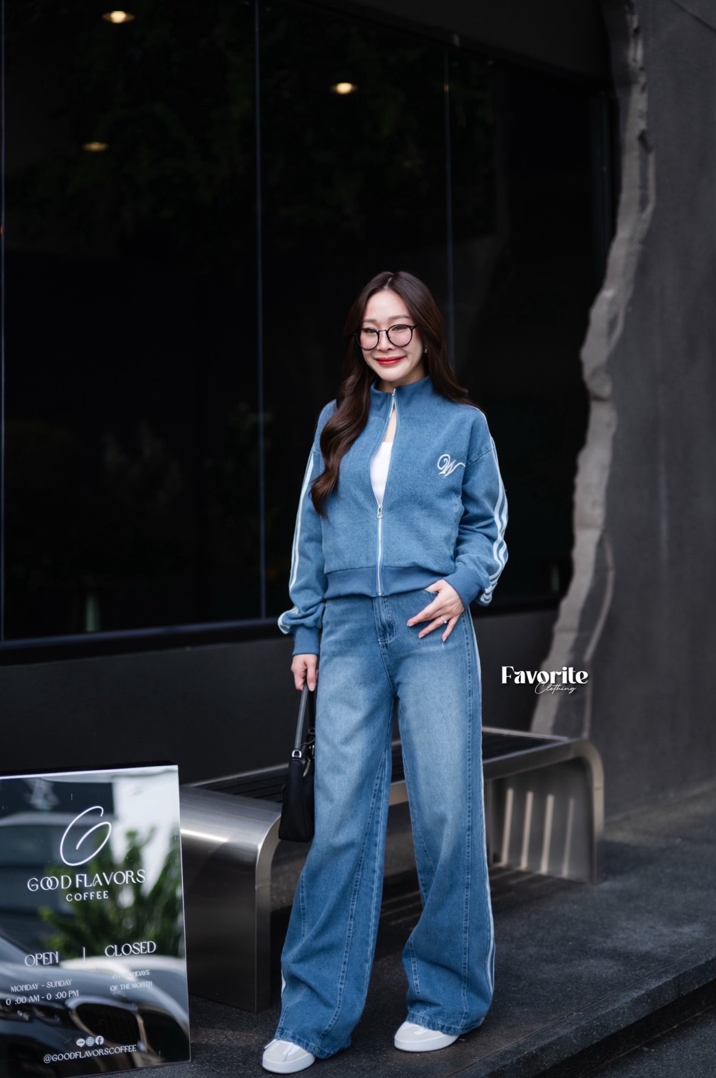 Setเสื้อ+กางเกงยีนส์❣️ Set เสื้อยีนส์แขนยาวแต่งแถบ งานซิปหน้า แต่งปักอก มีกระเป๋าข้าง มาพร้อมกางเกงยีนส์เอวสูงแต่งแถบเข้าชุด มีกระเป๋ากางเกงหน้า/หลัง ใส่ออกมาสวยมาก งานผ้ายีนส์ฟอกสีสวย งานดีมากกก