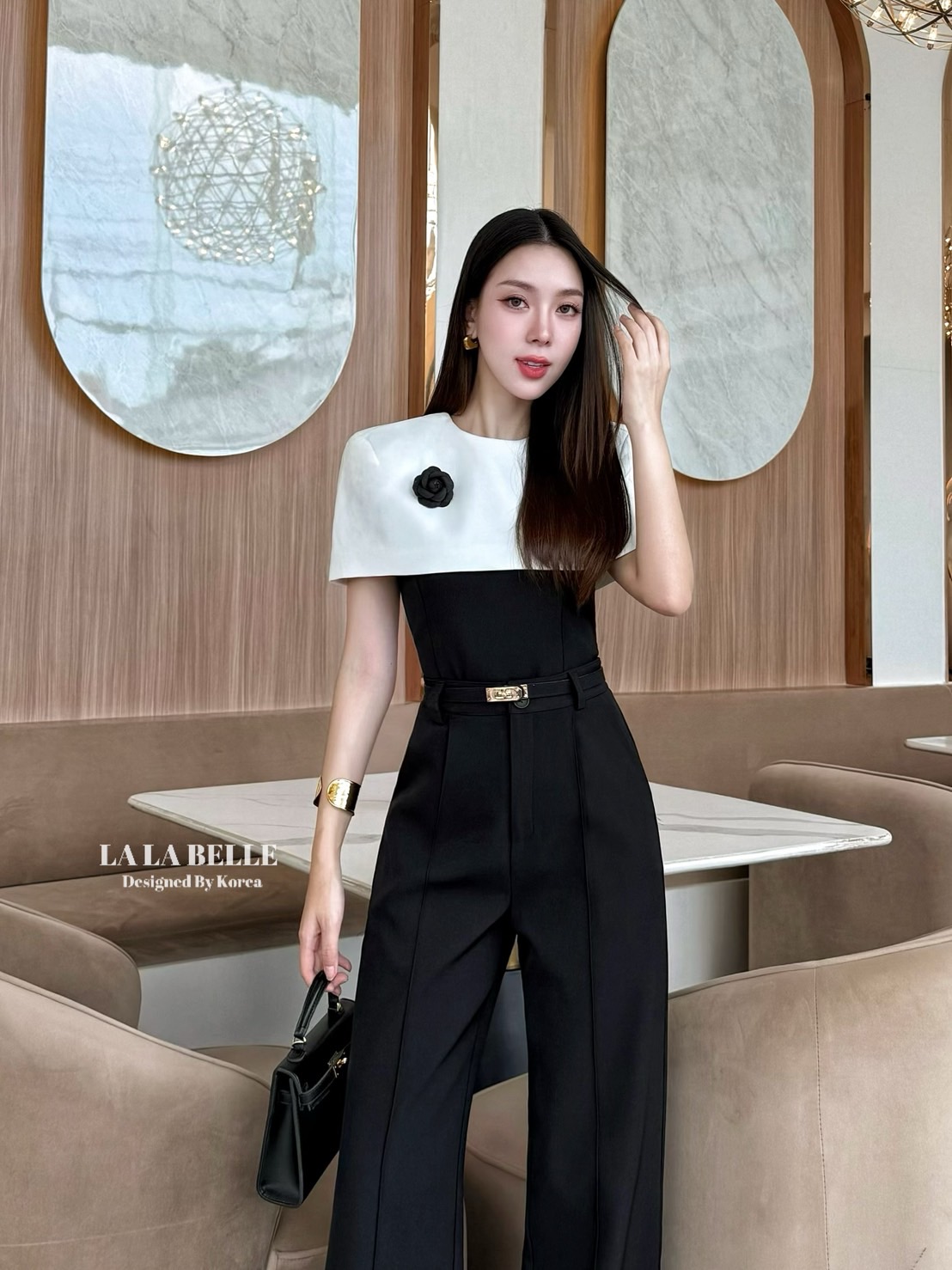 ซต4ชิ้นผ้าสูททูโทนเสื้อทรงคลุมไหล่ทรงสวยด้านหลังผ่าซิปแต่งเข็มกลัดดอกไม้ใส่เข้าในกางเกงขายาวทรงสวยตะเข็บหน้าใส่แล้วสูงผอมมาพร้อมเข็มขัดเข้าชุดสีเดียวกันมีซับในอัดกาวผ้าดีมากๆ