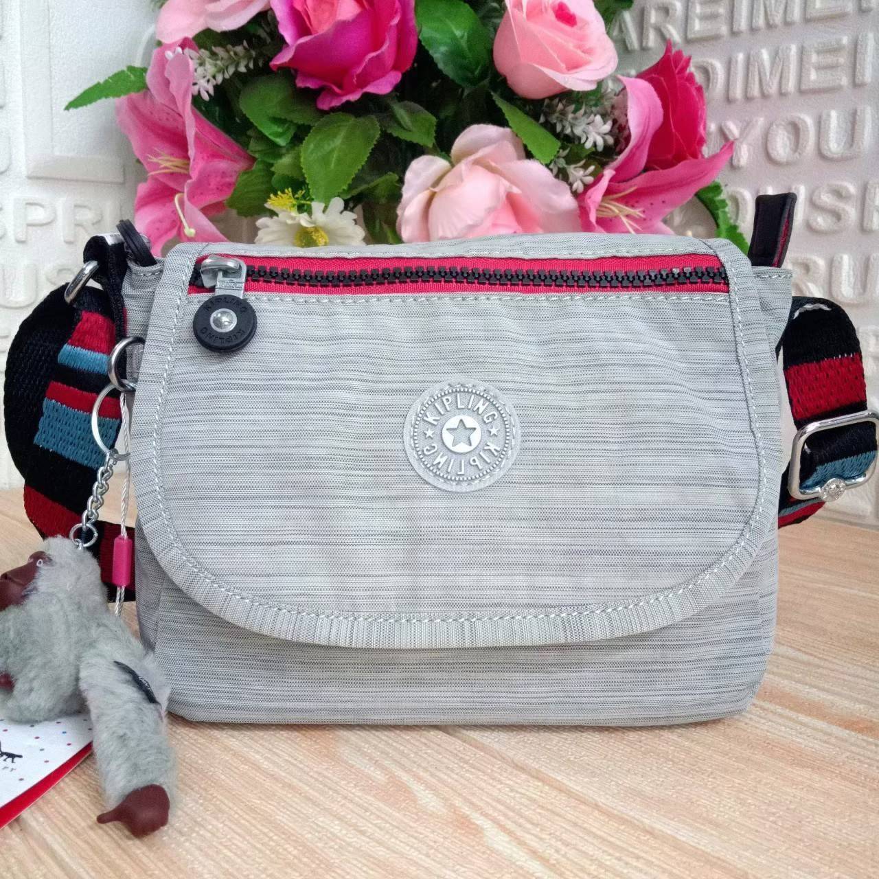 กระเป๋าสะพายไฮโซเท่ห์ๆ เก๋ๆ แบรนด์เนมคิปลิ้งค์สีดำ สีเทา สีแดง KIPLING SABIAN CROSSBODY MINI BAG