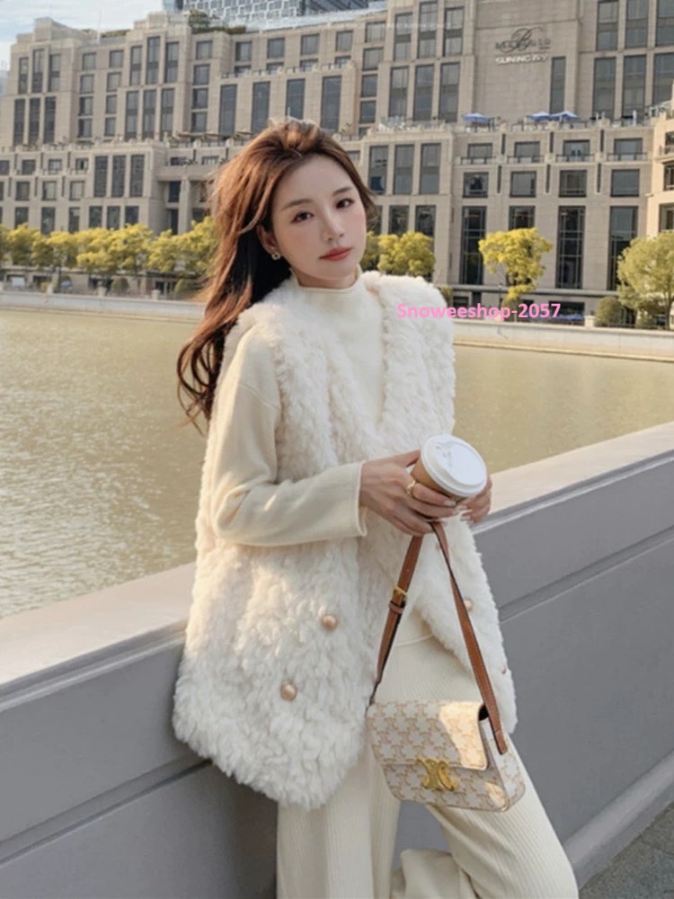 หนาวนี้ขอความเก๋แบบไม่ธรรมดา เสื้อกั๊กขนแกะสุดชิค ใส่แล้วดูแพง อุ่นกำลังดี ไม่เทอะทะ คลุมง่าย แมทช์กับอะไรก็สวย มี 2 เฉดสีสุดคลาสสิค ใส่ไปเที่ยวเมืองหนาวก็ดูมีสไตล์ ใส่ในเมืองก็เก๋ไม่แพ้กัน