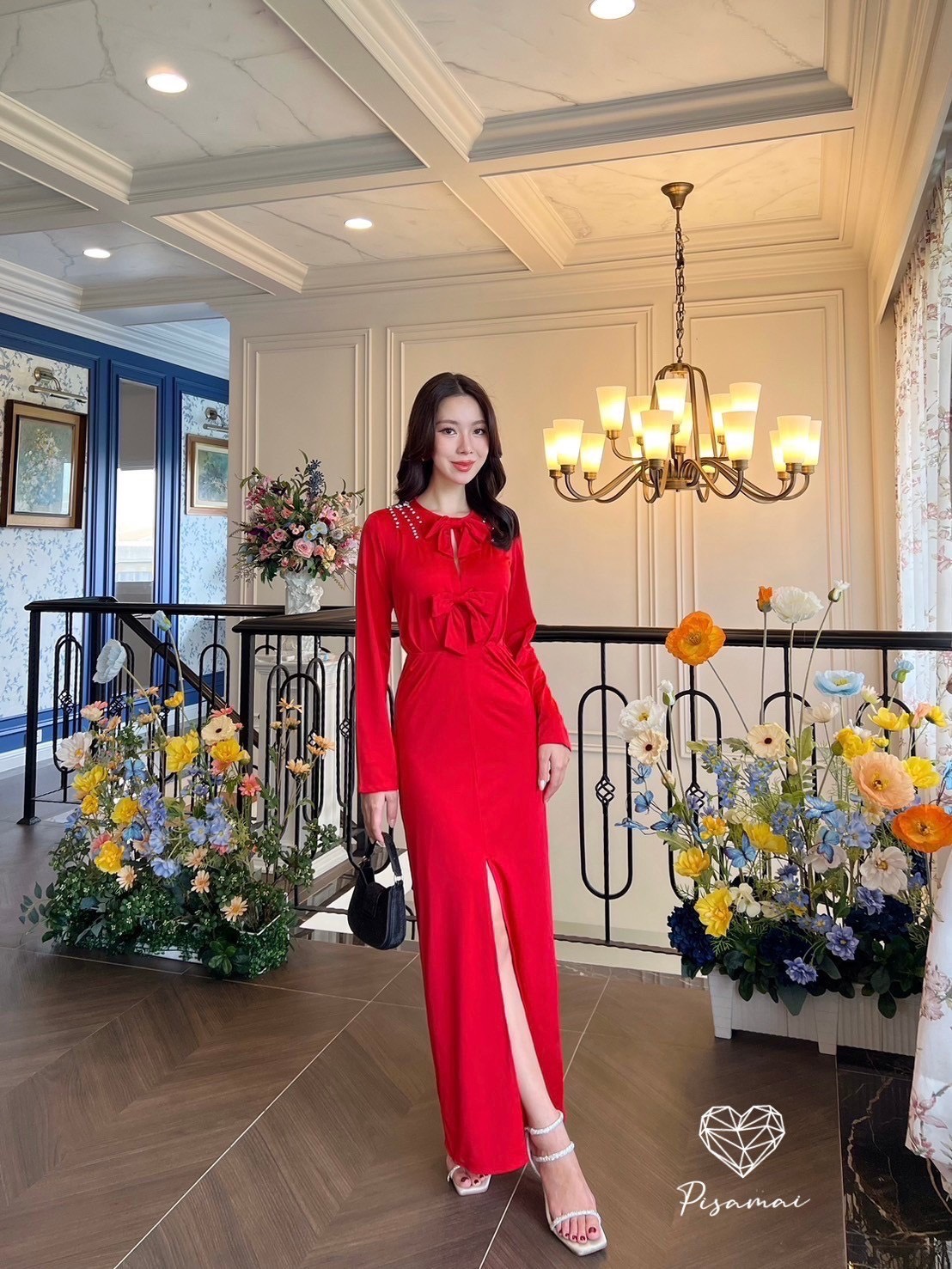 เดรสสีแดงแขนยาวแต่งโบว์ช่วงหน้าอก ทรงผ่าหน้าทรงเข้ารูปทรงยาว สวย หรู ดูแพง คุ้มมากๆค่า ใส่เข้าเซ็ตคือดีมากค่าใส่vacayถ่ายรูปกับแก๊งค์เพื่อนๆไม่มีผิดหวังเลยค่า