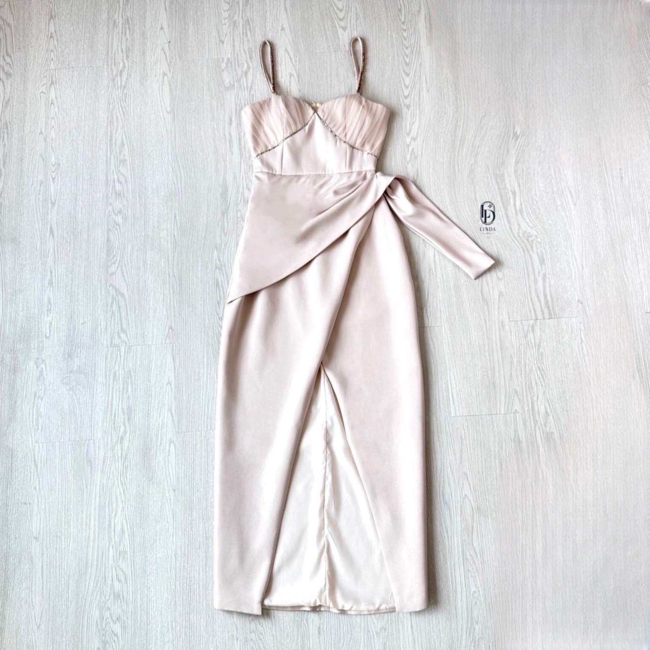 เดรสสายเดี่ยวผ้าซาตินทรงเข้ารูปสุดหรู ตัวชุดมีดีเทลจับจีบช่วงอก #ชุดเพื่อนเจ้าสาว #ชุดออกงาน #ชุดดินเนอร์ #ชุดไปคาเฟ่ #ชุดทะเล #ชุดเชต #lindabrand #เสื้อผ้าแฟชั่น #แบรนด์เวียดนาม #งานป้าย #ชุดเซ็ต #vetnamebrand #ชุดsexy #ชุดไปเที่ยวกลางคืน